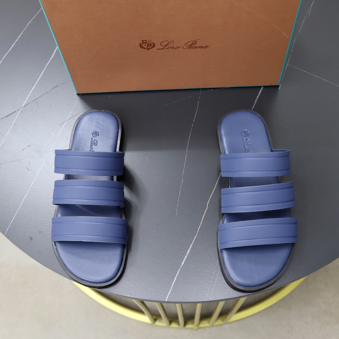 NO:779838,Loro Piana Men's Slippers Spring and Summer Series lp British Casual Slippers Loro Piana Spring and Summer Series lp British Slippers. It turns out that this is the legendary sandal that will not tire your feet after walking for 20,000 steps. It has both good looks and feel. It does not scratch your feet and is very nice with soft and waxy soles. It can be worn for daily use for a long time without getting tired. Who can refuse a pair of versatile and good-looking slippers and sandals?  Size 38-46,,loro piana,loro piana,sandals,slippers19860909Loro Piana 男装拖鞋 春夏系列 lp英伦休闲拖鞋 Loro Piana 春夏系列 lp英伦拖鞋. 原来这就是传说走两万步都不会累脚的凉鞋把颜值和脚感都拿捏住了. 不会磨脚就很nice搭配软软糯糯的鞋底,日常通行久穿不累哦 谁能拒绝得了一双百搭又好看的拖鞋凉鞋 尺寸38-46,,loro piana,loro piana,sandals,slippers,Men's shoes