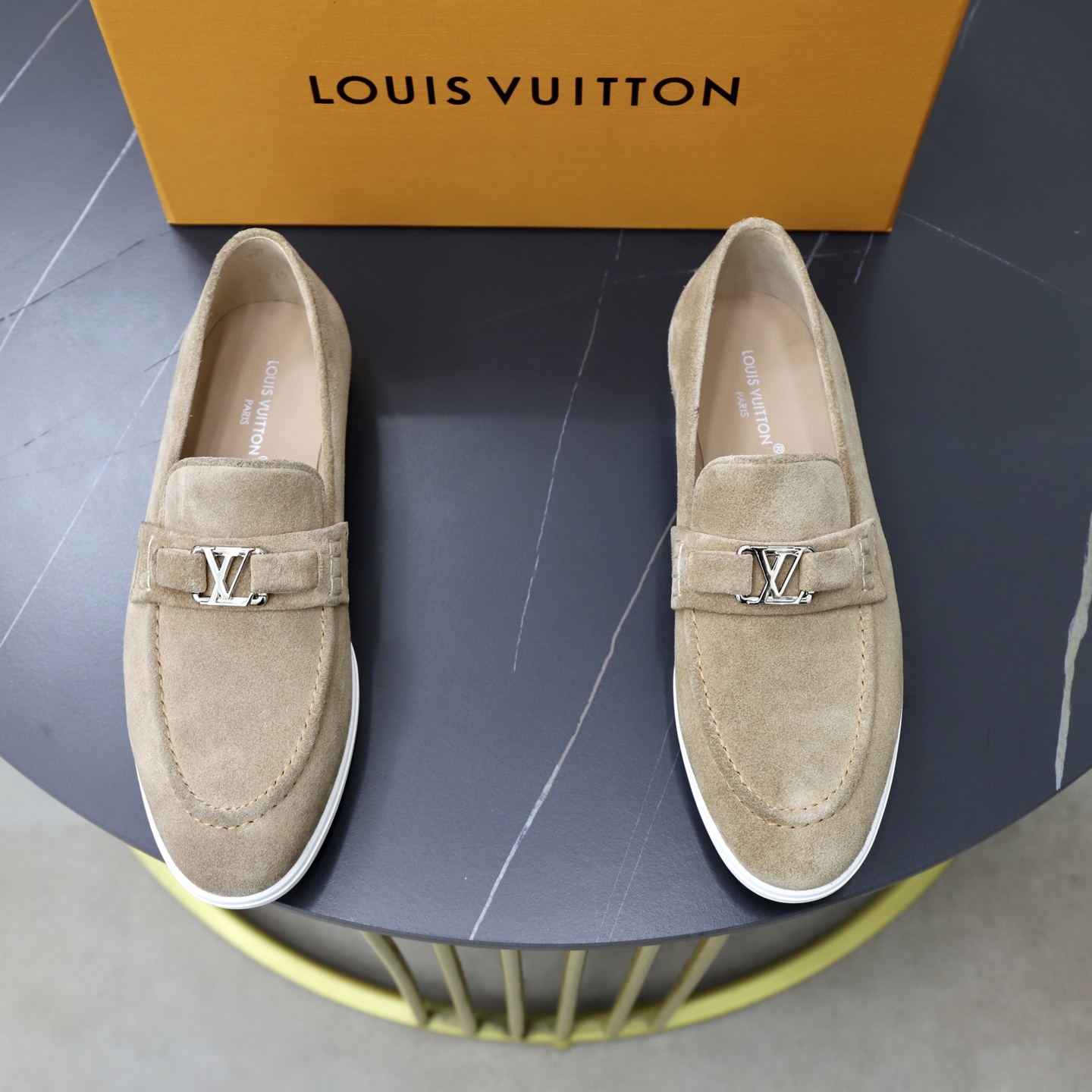 NO:851736,L.V Louis Vuitton Estate men's classic casual loafers are made of soft suede leather, creating a casual and comfortable experience. The ribbon is embellished with LV letter decoration, and the lightweight rubber outsole is embossed with the Louis Vuitton logo. The main feature is a simple, comfortable, classic and practical item!  size 38–44 (45 customized),,louis vuitton,louis vuitton,loafers,cowhide,chamois leather19860909L.V 路易威登Estate男士经典休闲乐福鞋,取材柔软牛皮革制成的麂皮,营造休闲舒适体验.饰带点缀 LV 字母装饰,轻质橡胶外底压印路易威登标识.主打一个简约舒适,经典实穿单品！ size 38–44（45定做）,,louis vuitton,louis vuitton,loafers,cowhide,chamois leather,Men's shoes