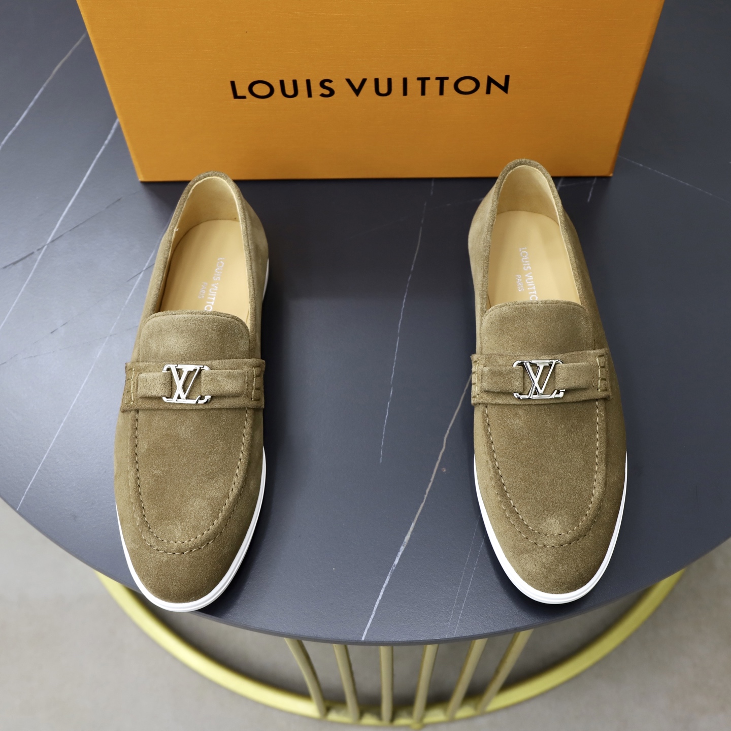 NO:779967,L.V Louis Vuitton Estate men's classic casual loafers are made of soft suede leather, creating a casual and comfortable experience. The ribbon is embellished with LV letter decoration, and the lightweight rubber outsole is embossed with the Louis Vuitton logo. The main feature is a simple, comfortable, classic and practical item!  size 38–44 (45 customized),,louis vuitton,louis vuitton,loafers,cowhide,chamois leather19860909L.V 路易威登Estate男士经典休闲乐福鞋,取材柔软牛皮革制成的麂皮,营造休闲舒适体验.饰带点缀 LV 字母装饰,轻质橡胶外底压印路易威登标识.主打一个简约舒适,经典实穿单品！ size 38–44（45定做）,,louis vuitton,louis vuitton,loafers,cowhide,chamois leather,Men's shoes