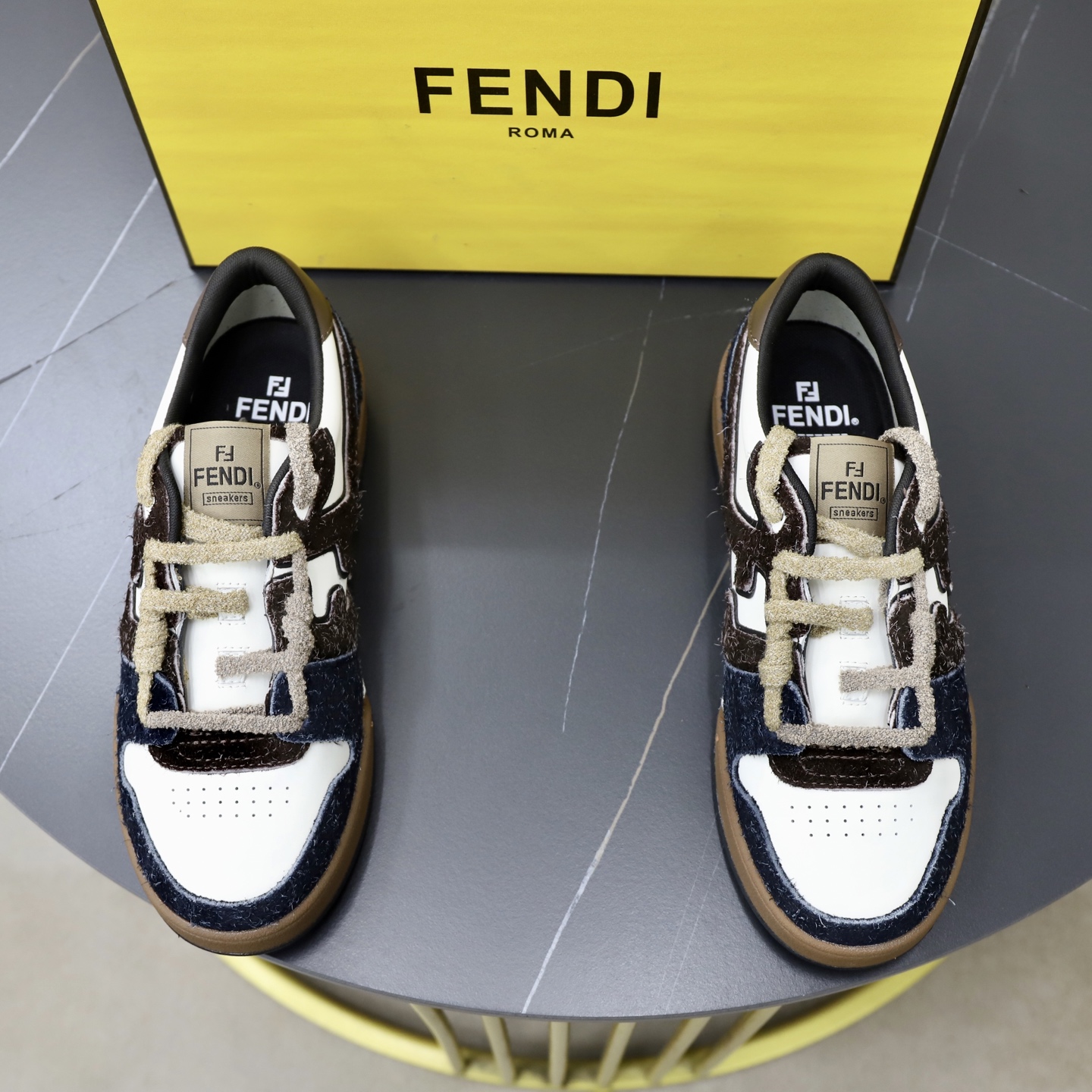 NO:781122,Couple model (top original) Brand FENDI Size 35-44 (Customized for men 38 and 45) Grade original quality High version Material Imported original cowhide stitching High-quality and comfortable lining Original TPU lightweight anti-slip outsole Style category: travel fashion casual shoes versatile trend, fendi, fendi, cowhide19860909情侣款（顶级原单） 品牌芬迪（FENDI） 尺码35-44（男38、45定制） 等级原单品质 高版本 材料 进口原版牛皮拼接 优质舒适内里 原版TPU轻便防滑大底 款式类别: 旅游出行 时尚休闲鞋百搭潮流,,fendi,fendi,cowhide,Men's shoes