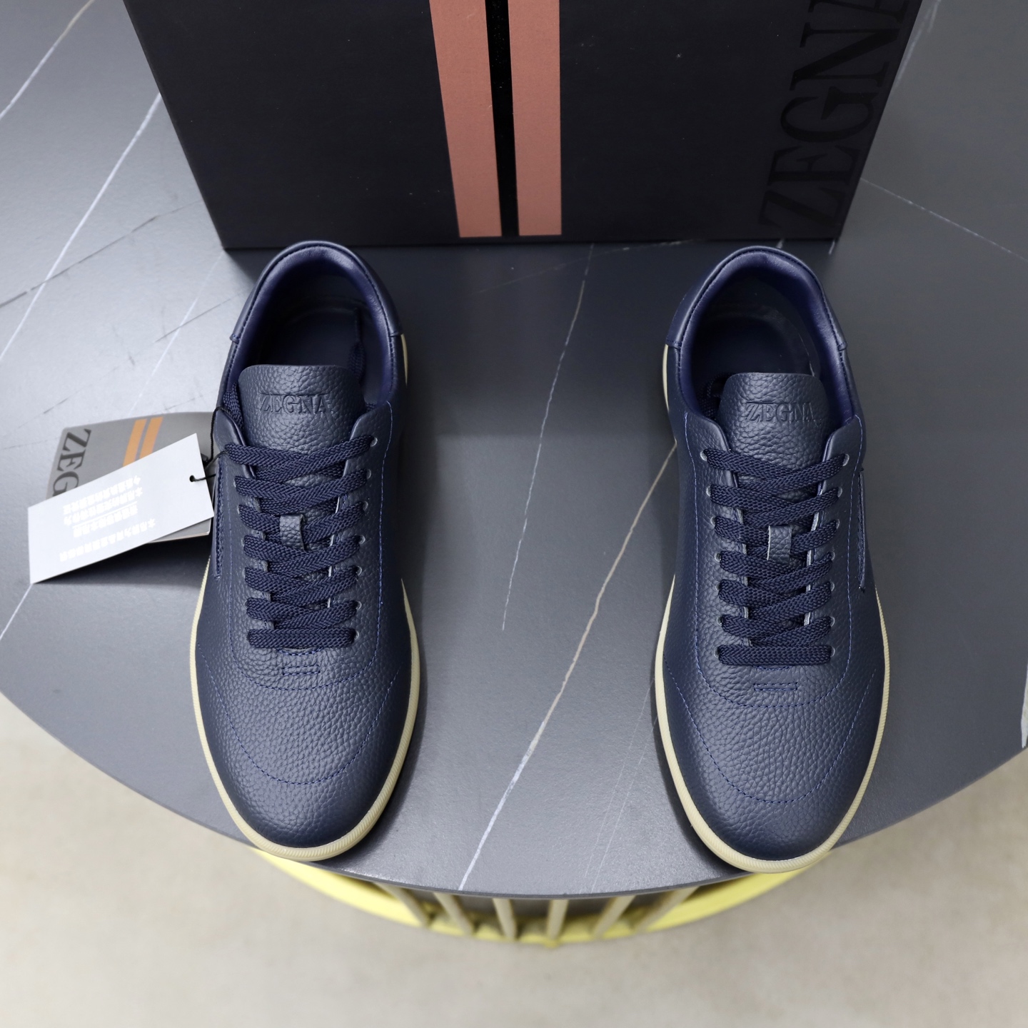 NO:781459,[Zegna/Zegna] New season 232 suede sneakers!  This 232 sneaker is named after Route 232 in the Oasi Zegna. It highlights the brand's flexible spirit of keeping pace with the times. It is made of solid-color soft suede leather. The deconstructed upper combines modern and retro atmosphere. It sublimates Zegna's exquisite footwear heritage with the spirit of innovation. The iconic stitching of the same color complements the brand logo on the side. Natural rubber sole is light and flexible with excellent grip. The newly interpreted sole pattern cleverly pays tribute to the early style of Route 232.  Lined in the same tone and equipped with a custom-designed genuine leather insole, the foot comfort is excellent. The complete package is repackaged and shipped for the first time!  Size 38-39-40-41-42-43-44 leather shoe size (can be customized to size 45),,zegna,sneakers19860909【Zegna/杰尼亚】当季新款 232绒面革运动鞋 ！ 这款232运动鞋以杰尼亚绿洲（Oasi Zegna)232号公路命名 彰显品牌与时俱进的灵活精神,采用纯色柔软的绒面皮革制成 解构鞋面兼具现代与复古气息 以创新精神升华杰尼亚精致鞋履传承 标志性同色缝线与侧面的品牌标识相得益彰 天然橡胶底 轻盈灵活 抓地力出众 焕新演绎的鞋底花纹巧妙致敬232号公路的早期风貌 同色调衬里 配以定制设计的内**真皮鞋垫,上脚舒适度极好.全套包装重工打造首发出货！ 尺码38-39-40-41-42-43-44皮鞋尺码（可定制45尺码）,,zegna,sneakers,Men's shoes