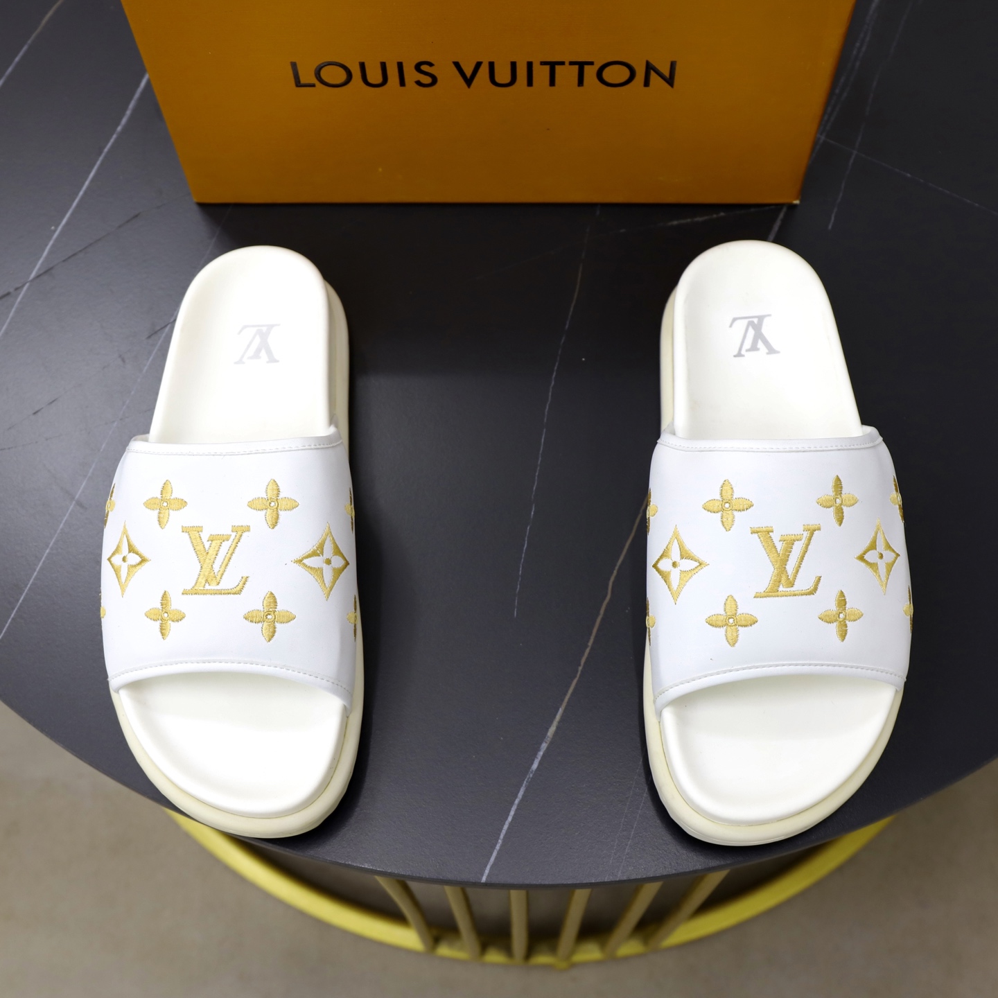 NO:782420,LV Louis Vuitton 38-45 FENDI high-end boutique luxury slippers, 1:1 high-end quality, casual and sunny, loose and comfortable, the highest version of high-quality boutique, a must-have in summer!  ,,fendi,louis vuitton,louis vuitton,slippers19860909LV路易威登38-45 FENDI高端精品 奢品拖鞋,1:1高端品质,休闲阳光宽松舒适型,最高版本高品质精品,经夏季必入哦！,,fendi,louis vuitton,louis vuitton,slippers,Men's shoes