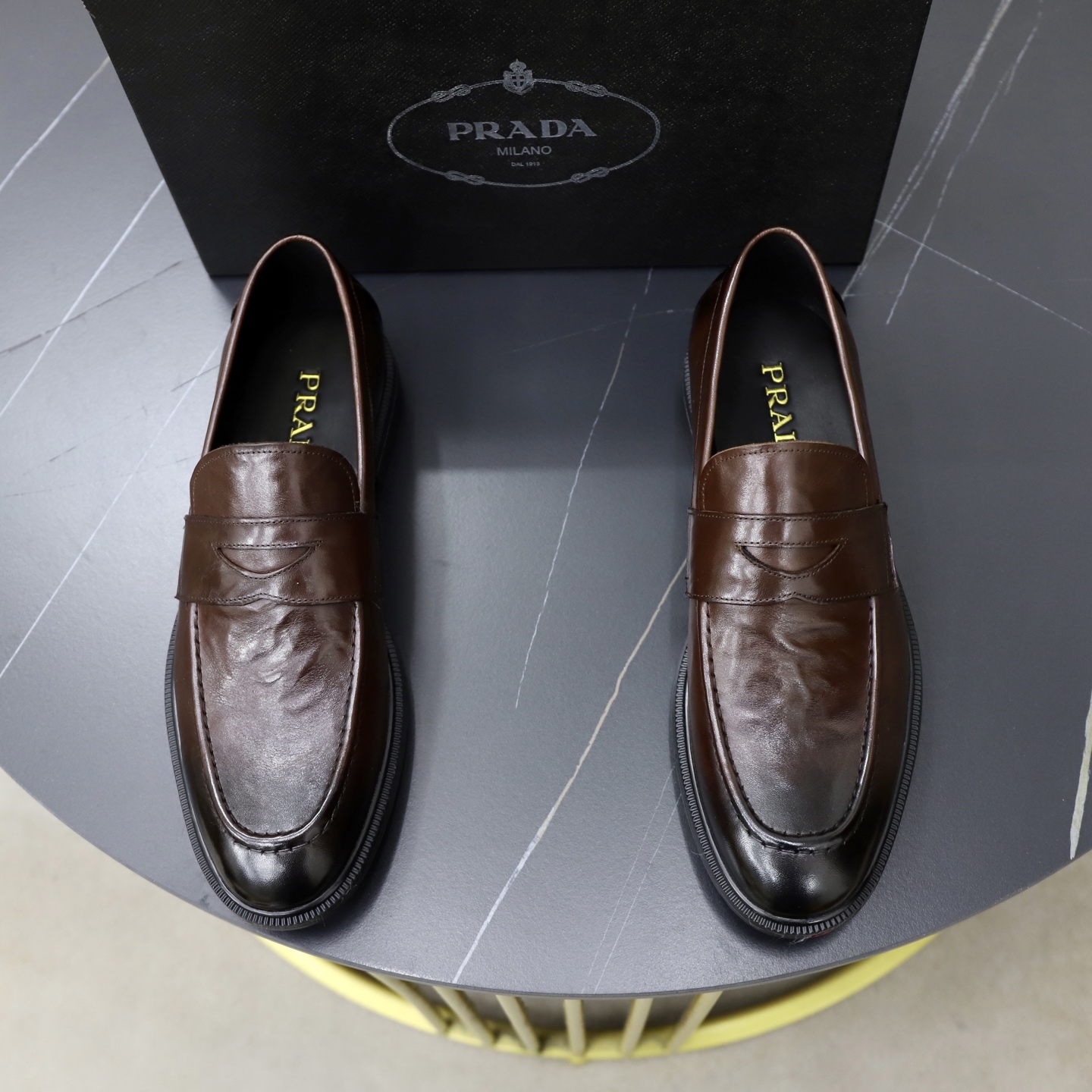 NO:782574,Original order quality Brand PRADA (Prada) Standard men's size 38/44 (45/46 can be customized) The same model as the official website High-quality men's shoes Material original cowhide Water-dyed cowhide lining Rubber outsole Style category Men's fashion formal leather shoes Slip-on men's shoes series Young fashion European and American trends British style Top luxury Color actual picture, prada, prada, cowhide19860909原单品质 品牌PRADA（普拉达） 标准码男码38/44（45/46可以定做） 等级官网同款 高品质男鞋 材料原版牛皮 水染牛皮内里 橡胶大底 款式类别男士时尚正装皮鞋 套脚款男鞋系列 年轻时尚 欧美潮流 英伦风格 顶级奢华 颜色实物图,,prada,prada,cowhide,Men's shoes