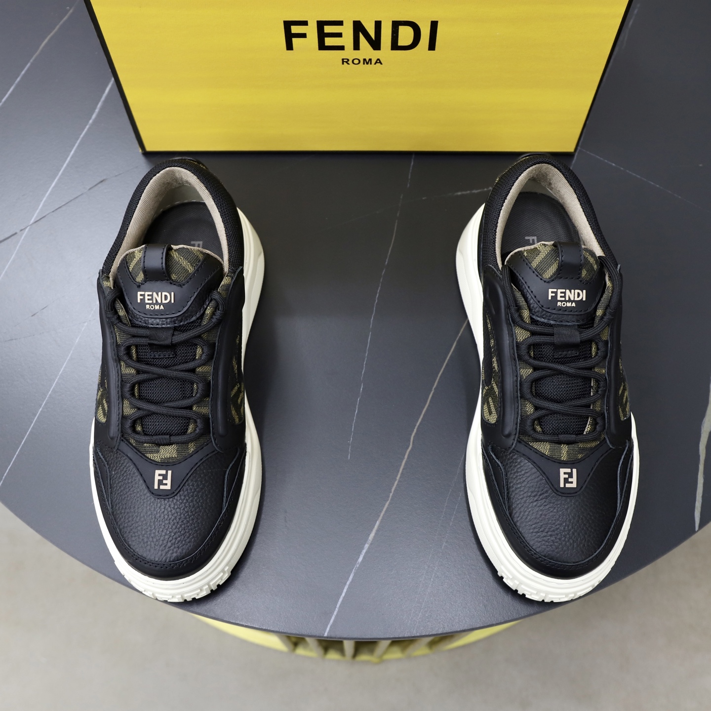 NO:782757,Top version of men's model Fendi Fendi's latest Force series FF thick sole casual sneakers sneakers original purchase development and production This Force lace-up low-top shoe. Made of white full-grain leather and white and brown smooth leather, with padding elements. Brown FF jacquard and yellow high-tech fabric details. Lightweight and thick white sole with FF pattern details on the toe and heel. Delivered in exquisite packaging. Fabric: Original imported first-layer cowhide. Original custom-made breathable mesh lining.  The sole is made of original molded rubber foam material. The sole thickness is 5CM. Size: Men's 39-45, fendi, fendi, sneakers, cowhide19860909顶级版本男款 Fendi 芬迪 最新 Force系列 FF厚底 休闲 运动鞋 板鞋 原版购入开发 做货 这款 Force系带低帮鞋.白色全粒面皮革以及白色和棕色光滑皮革材质,采用衬垫元素.棕色FF提花和黄色高科技布料细节.轻质厚实白色鞋底,鞋头和鞋跟带FF图案细节 配送精美包装 面料:原版进口头层牛皮 内里原版定制透气网里 鞋底原版开模橡胶发泡材质 底厚5CM Size:男款39-45,,fendi,fendi,sneakers,cowhide,Men's shoes