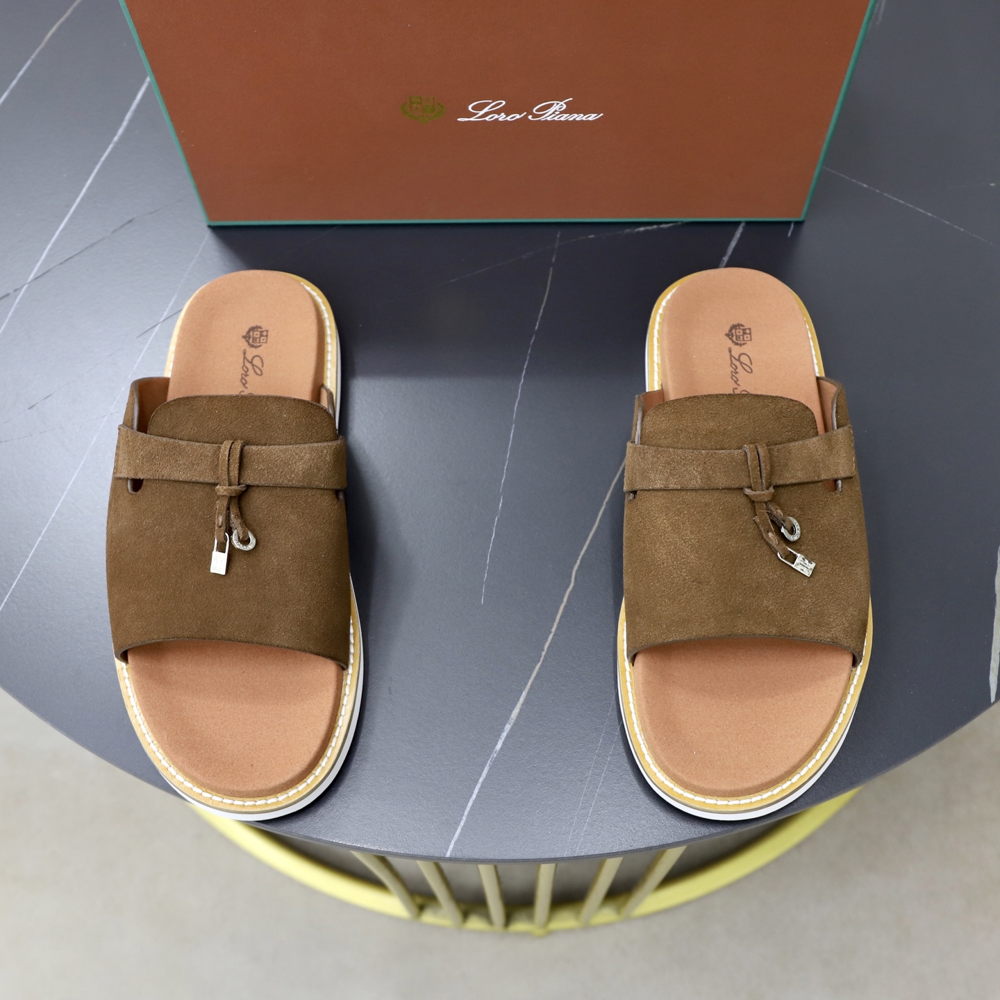 NO:783039,♂♂♂ Brand LP code number 38–44 (45 customized) Level counter Original order Material original upper Wear-resistant, lightweight, soft and comfortable outsole Style category Summer new slippers Young and fashionable Comfortable feet Multi-color optional, loro piana, slippers19860909♂♂♂ 品牌LP 码数38–44（45定制） 等级专柜 原单 材料原版鞋面 耐磨轻便柔软舒适大底 款式类别夏季新款拖鞋 年轻时尚 脚感舒适 颜色多色可选,,loro piana,slippers,Men's shoes