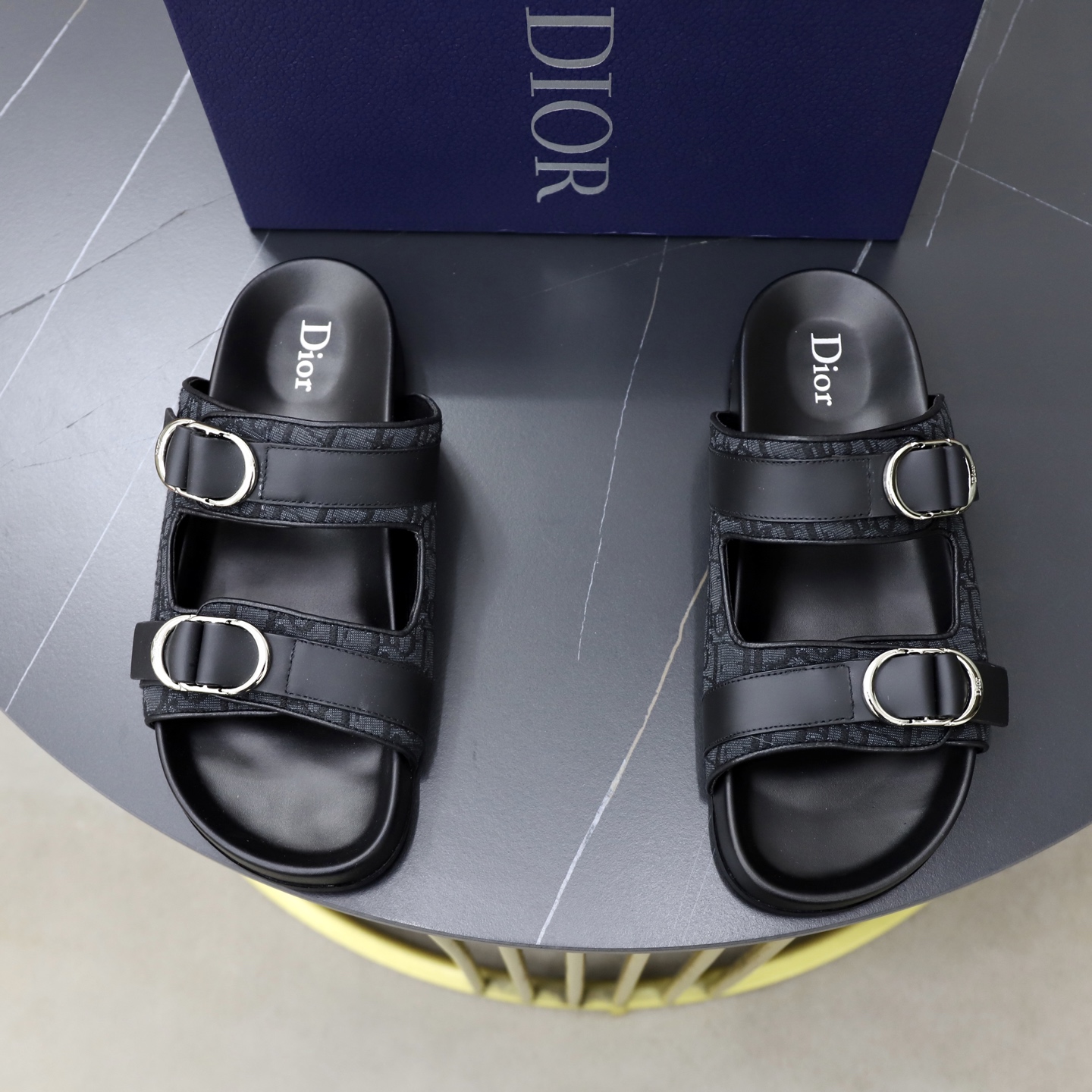 NO:783052,[DIOR Dior Slippers] Men's high-end brand of shoes, official website 1:1 latest masterpiece, original mold opening and customization, the fabric is made of imported original materials, upgraded outsole, lighter and non-slip. Top quality in the market, simple yet tasteful, a must-have for trendsetters, fashion is at your feet, full of confidence, the season of summer slippers of the same style at the counter is here. Size 38-45 (custom-made in 45), dior, dior, slippers19860909【DIOR迪奥拖鞋】男鞋高端品牌 官网1:1最新力作原版开模定制,面料釆用进口原版材料制作,升级版大底,更轻便,防滑.市场顶级品质,简单不失品味,潮人必备,时尚就在脚下,自信满满,专柜同款夏季拖鞋的季节来了.码38-45（45订做）,,dior,dior,slippers,Men's shoes