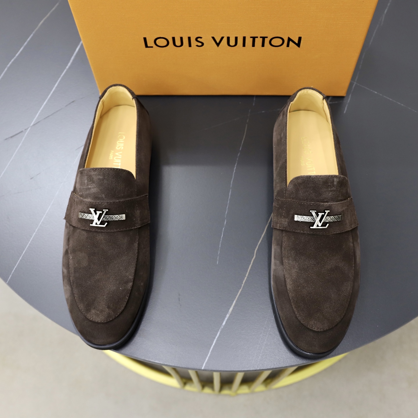 NO:783522,♂♂♂ Brand LV Louis Vuitton Standard code 38-44 (45 customized) The same grade as the official website. Material: original cow suede material splicing. Comfortable and breathable cowhide lining. Lightweight and wear-resistant foam outsole. Style category: men's fashionable casual shoes, running, sports shoes, noble luxury brand elements, top luxury, color, actual picture color,, louis vuitton, louis vuitton, sneakers, cowhide19860909♂♂♂ 品牌LV路易威登 标准码38-44（45订做） 等级官网同款 材料原厂牛反绒材料拼接品 舒适透气牛皮内里 轻便耐磨发泡大底 款式类别男士时尚休闲鞋 跑步 运动鞋 尊贵奢侈品大牌元素 顶级奢华 颜色实物图片色,,louis vuitton,louis vuitton,sneakers,cowhide,Men's shoes