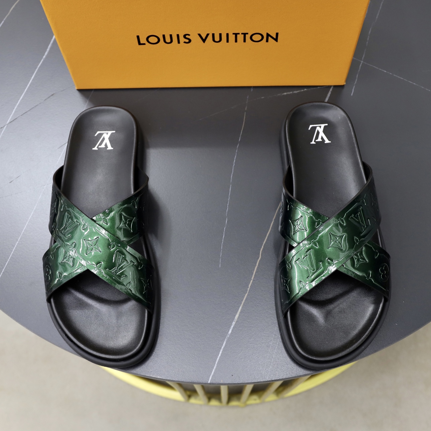 Мужские шлёпанцы с перекрёстным ремнём Louis Vuitton