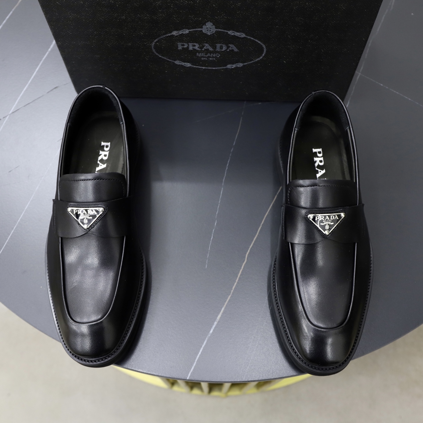 NO:829755,Original order quality Brand PRADA (Prada) Standard men's size 38/44 (45 can be customized) The same model as the official website High-quality men's shoes Material original cowhide Water-dyed cowhide lining Rubber outsole Style category Men's fashion formal leather shoes Slip-on men's shoes series Young fashion European and American trends British style Top luxury Color actual picture, prada, prada, cowhide19860909原单品质 品牌PRADA（普拉达） 标准码男码38/44（45可以定做） 等级官网同款 高品质男鞋 材料原版牛皮 水染牛皮内里 橡胶大底 款式类别男士时尚正装皮鞋 套脚款男鞋系列 年轻时尚 欧美潮流 英伦风格 顶级奢华 颜色实物图,,prada,prada,cowhide,Men's shoes
