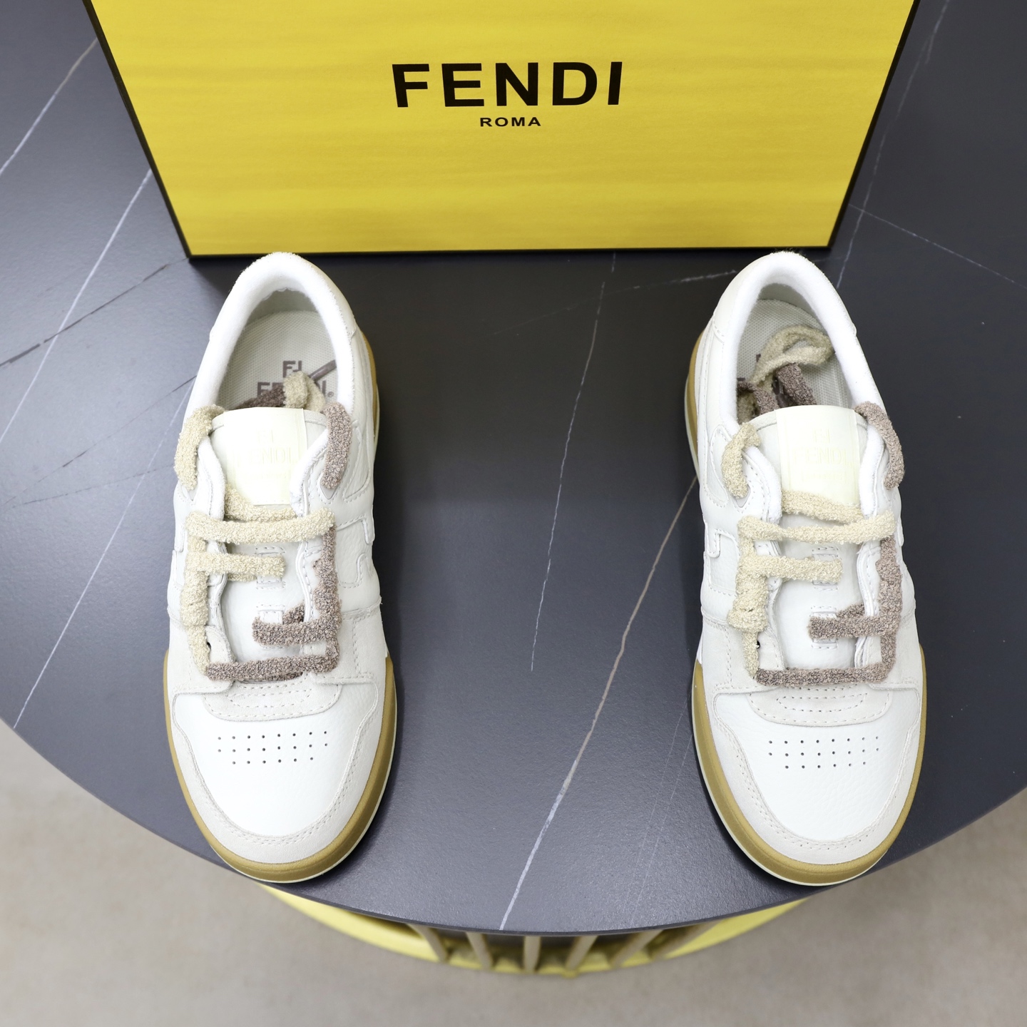 NO:829764,Couple model (top original) Brand FENDI Size 35-44 (Customized for men 38 and 45) Grade original quality High version Material Imported original cowhide stitching High-quality and comfortable lining Original TPU lightweight anti-slip outsole Style category: travel fashion casual shoes versatile trend, fendi, fendi, cowhide19860909情侣款（顶级原单） 品牌芬迪（FENDI） 尺码35-44（男38、45定制） 等级原单品质 高版本 材料 进口原版牛皮拼接 优质舒适内里 原版TPU轻便防滑大底 款式类别: 旅游出行 时尚休闲鞋百搭潮流,,fendi,fendi,cowhide,Men's shoes