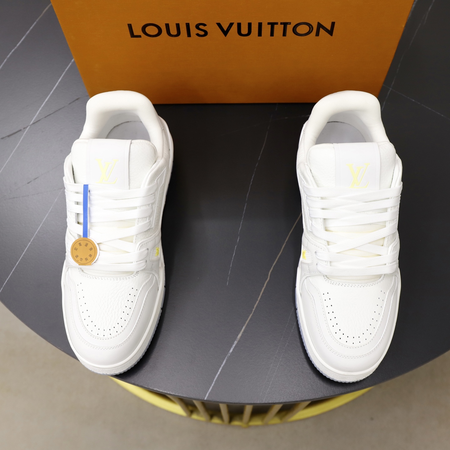 NO:829771,High-end version Matching version Top version LV-Louis Vuitton-classic catwalk new model Air-glue process. Original development!! The upper foot is very comfortable and luxurious materials, fine workmanship, the midsole is printed with English letters made in Europe. The upper is spliced by Italian imported calfskin, with the brand LOGO and signature on the side. The latest latex foot pads are lined with ten mesh fabrics, and the foot feels super comfortable. The original two-color TPU combination outsole is specially provided by the original factory. The package technology is Goodyear stitching and locking. The fabric is exclusively customized first-layer cowhide.  Accessories Exclusive private model Vuitton logo, lining customized silky mesh - first layer silk cowhide lining outsole TPU combination outsole wear-resistant, non-slip and anti-yellowing new latex pad - mesh sweat-absorbent technology fully computerized sewing machine pull string toe cap back cover hot and cold shaping full set of pull sleeve last medium and low logo pattern packaging - shoelace certificate card instruction manual certificate dust bag the best packaging in the entire network  Women's 35-40 men's 38-45 (3845 custom-made, non-returnable!,, louis vuitton, louis vuitton, cowhide19860909高配版 对版 顶级版本 LV-路易威登-经典走秀新款 空胶工艺.原版开发!!上脚非常舒适奢侈用料,做工精细,中底印有欧洲制造英文字母 鞋面由意大利进口小牛皮拼接,侧边饰有品牌LOGO标志及签名,最新乳胶垫脚十网布内里,脚感超舒适.原厂特供原版双色TPU组合大底.套包工艺固特异缝合锁边 面料独家定制头层牛皮 配件独家私模Vuitton标识, 内里定制丝滑网里-头层丝绸牛皮内里大底TPU组合大底耐磨防滑防黄垫脚新款乳胶垫-网纱吸汗 工艺全电脑针车拉线鞋头后套冷热定型全套拉帮套楦中低logo花纹 包装-鞋带证书卡片说明书合格证防尘袋全网最齐包装 女款35-40男款38-45(3845订做不退换!,,louis vuitton,louis vuitton,cowhide,Men's shoes