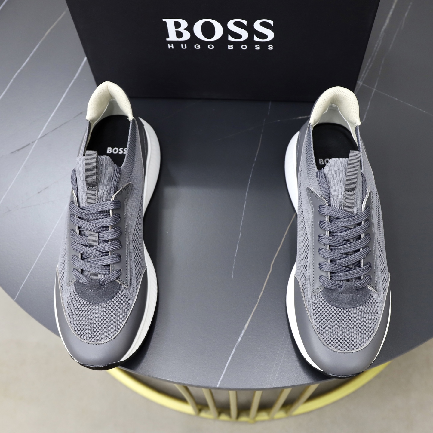NO:829779,[BOSS] -Branded fabric stitching leather upper -Comfortable and breathable lining -Original light, soft and wear-resistant outsole -Super high quality control and fine workmanship (high-end, luxury and class) -Size 38/44 (45 can be customized),19860909【BOSS】 -鞋面品牌布匹拼接皮料 -内里舒适透气 -大底原版轻便柔软耐磨大底 -超高品控·做工精细凸显(高端·贵气·档次) -Size 38/44（45可订做）,,Men's shoes