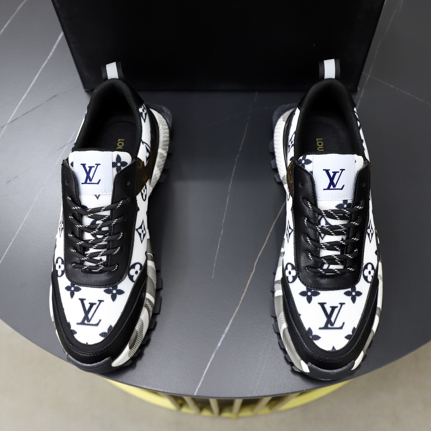 NO:829989,♂♂♂ Brand Lv Louis Vuitton Standard code 38-44 (45 customized) The same grade as the official website. Material: original knitted fabric splicing. Comfortable and breathable lining. Original wear-resistant outsole. Style category: men's fashionable casual shoes, running sneakers, noble luxury brand elements, top luxury, color, actual picture color, louis vuitton, louis vuitton, sneakers19860909♂♂♂ 品牌Lv路易威登 标准码38-44（45订做） 等级官网同款 材料原厂针织面料拼接 舒适透气内里 原厂耐磨大底 款式类别男士时尚休闲鞋 跑步 运动鞋 尊贵奢侈品大牌元素 顶级奢华 颜色实物图片色,,louis vuitton,louis vuitton,sneakers,Men's shoes