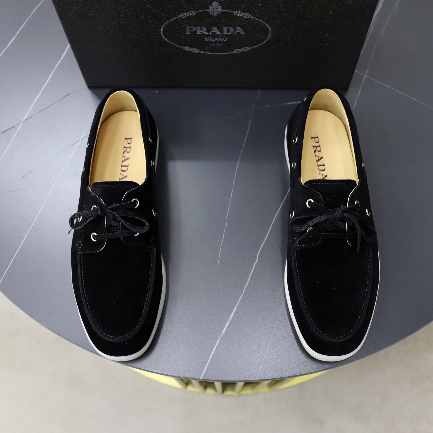 NO:851726,The new Prada counters are on sale at the same time, with cowhide upper, water-dyed cowhide lining, original rubber outsole, impeccable details, standard size 38–44 (45 customized.,, prada, prada, cowhide19860909普拉达Prada 新款专柜同步发售,鞋面牛绒,水染牛皮内里,原版橡胶大底,完美细节无可挑剔,标准码38–44（45订做.,,prada,prada,cowhide,Men's shoes