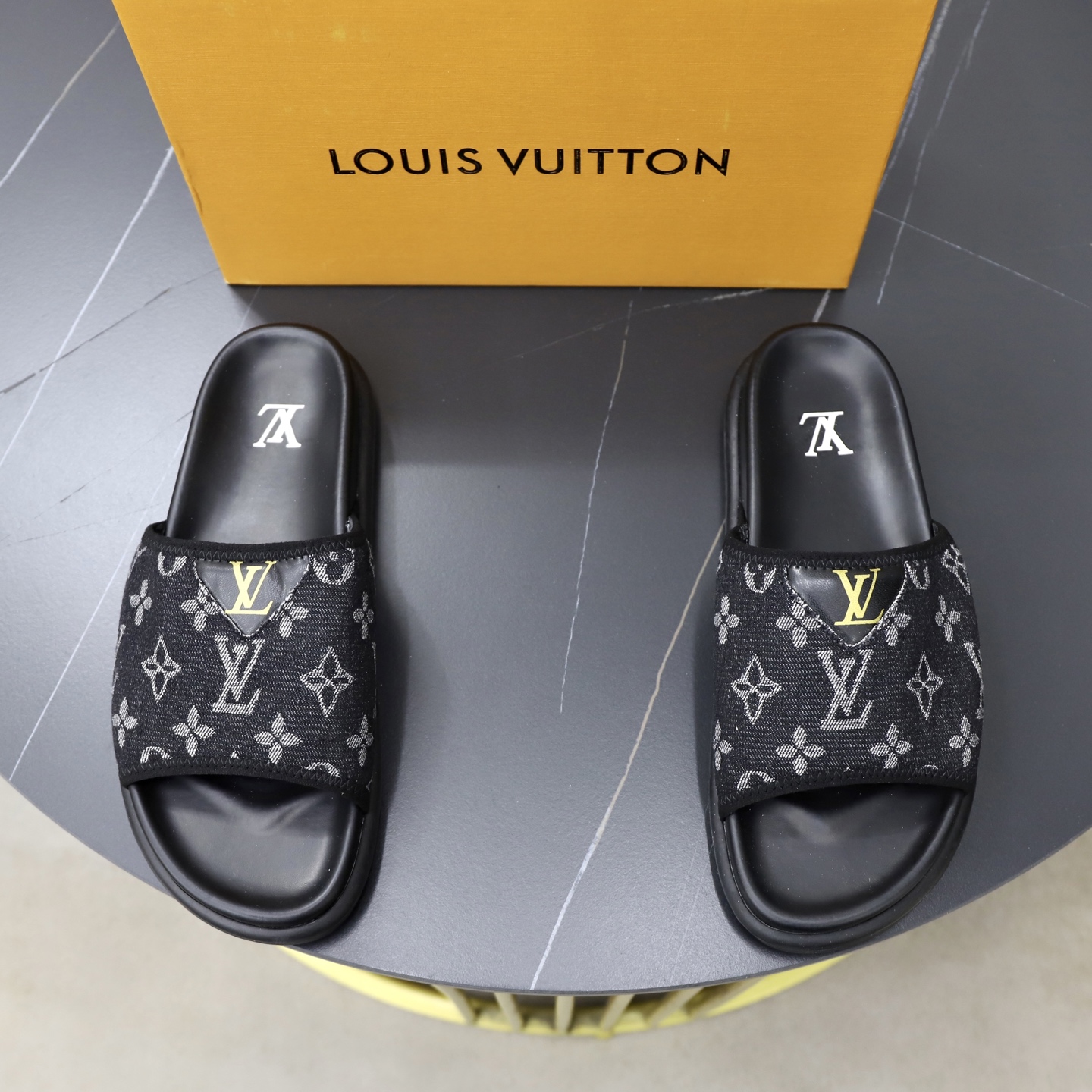 NO:830510,LV Louis Vuitton 38-45 high-end boutique luxury slippers, 1:1 high-end quality, casual and sunny, loose and comfortable, the highest version of high-quality boutique, a must-have in summer!  ,,louis vuitton,louis vuitton,slippers19860909LV路易威登38-45 高端精品 奢品拖鞋,1:1高端品质,休闲阳光宽松舒适型,最高版本高品质精品,经夏季必入哦！,,louis vuitton,louis vuitton,slippers,Men's shoes