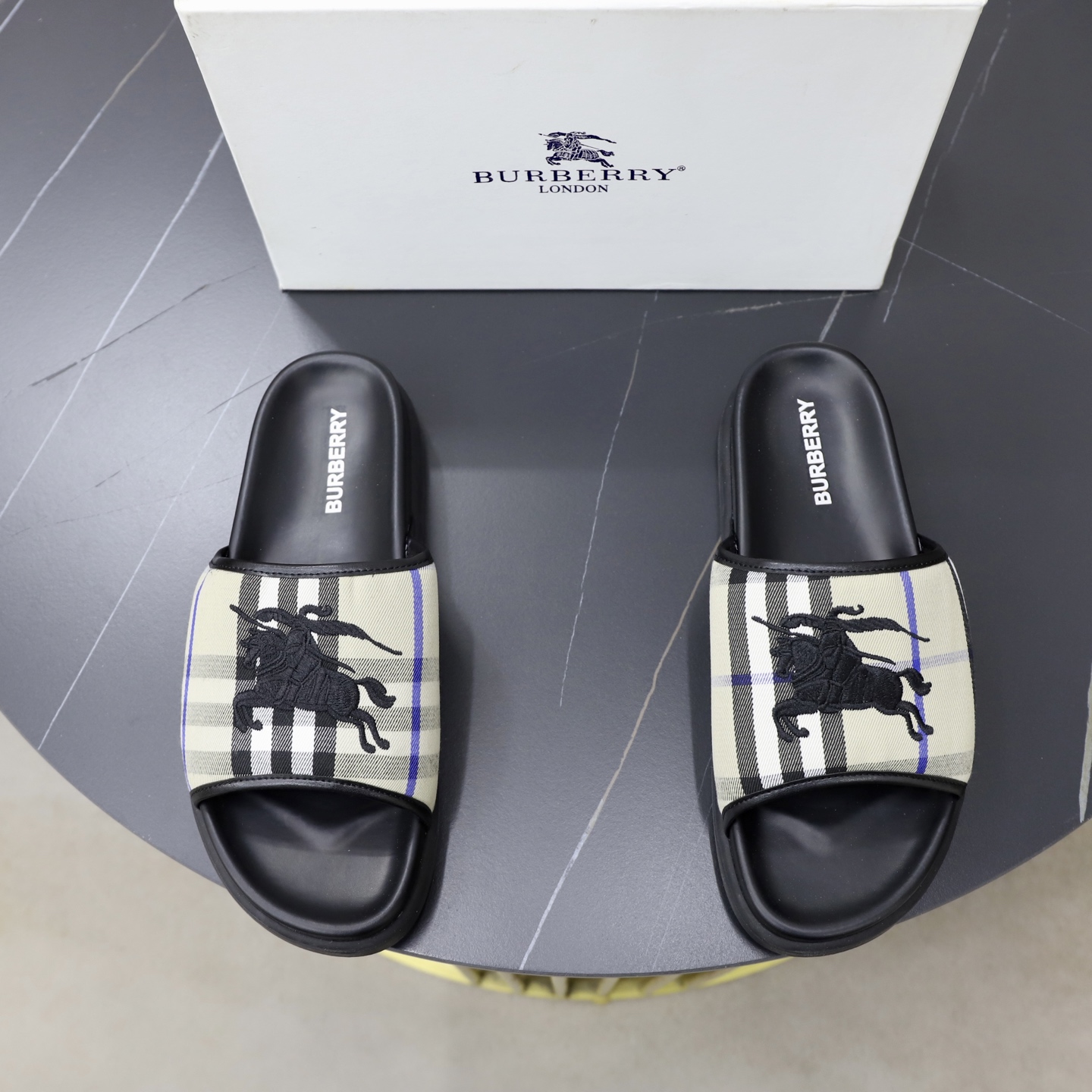 NO:830520,Burberry 38-45 high-end boutique luxury slippers, 1:1 high-end quality, casual and sunny, loose and comfortable, the highest version of high-quality boutique, a must-have in summer!  ,,burberry,slippers19860909巴宝莉38-45 高端精品 奢品拖鞋,1:1高端品质,休闲阳光宽松舒适型,最高版本高品质精品,经夏季必入哦！,,burberry,slippers,Men's shoes