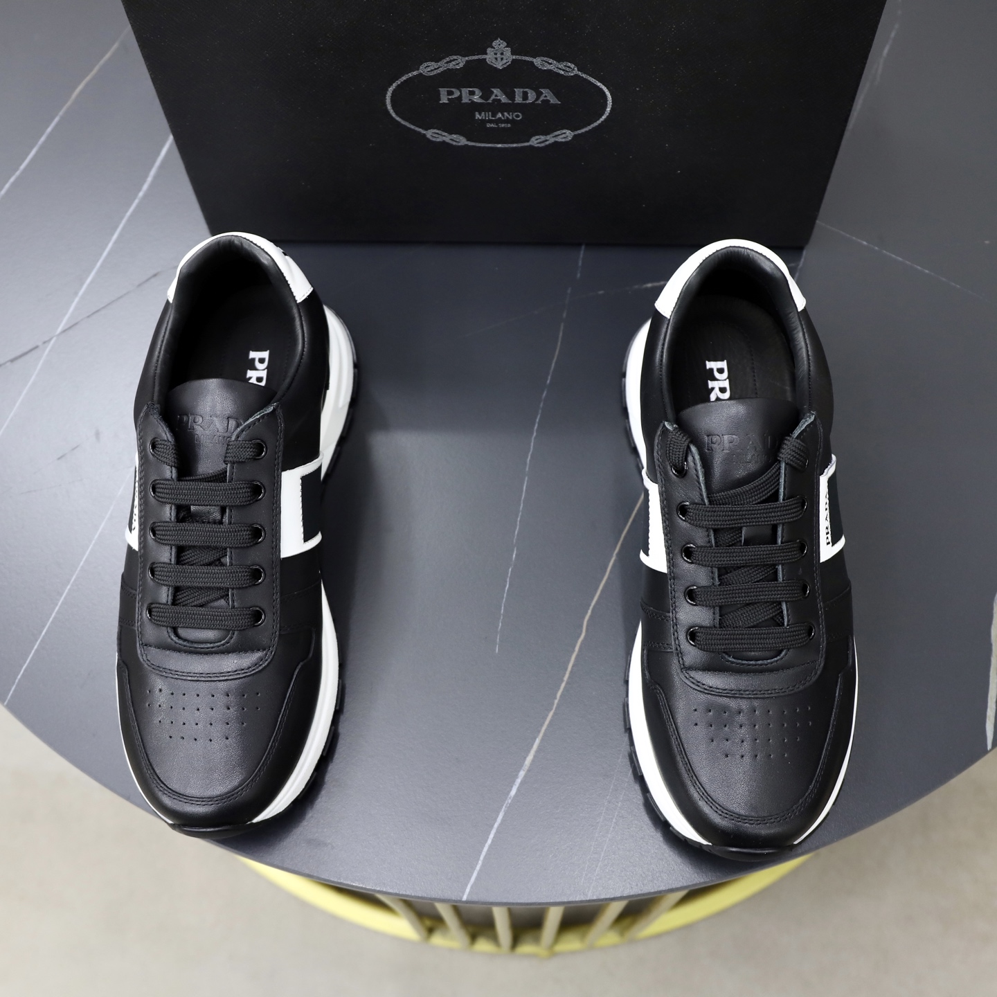 NO:831355,[PRADA] Prada - high-end quality original order casual sports shoes - imported nappa calfskin upper, shoe body, color printed brand logo, tongue, air pressure brand LOGO, heel. silk screen printed brand logo - lining water-dyed cowhide - outsole ultra-light TPU foam · rubber two-color molded outsole - ultra-high quality control · fine workmanship highlighted (high-end, luxury, grade) -Size  39-44 (38.45. Can be customized)·0136,,prada,prada,sneakers,cowhide19860909【PRADA】普拉达 -高端品质 原单·休闲运动鞋 -鞋面进口纳帕小牛皮、鞋身.彩印品牌logo、鞋舌.空压品牌LOGO、后跟.丝印品牌logo -内里水染牛皮 -大底超轻TPU发泡·橡胶双色成型大底 -超高品控·做工精细凸显(高端·贵气·档次) -Size 39-44（38.45.可订做)·0136,,prada,prada,sneakers,cowhide,Men's shoes