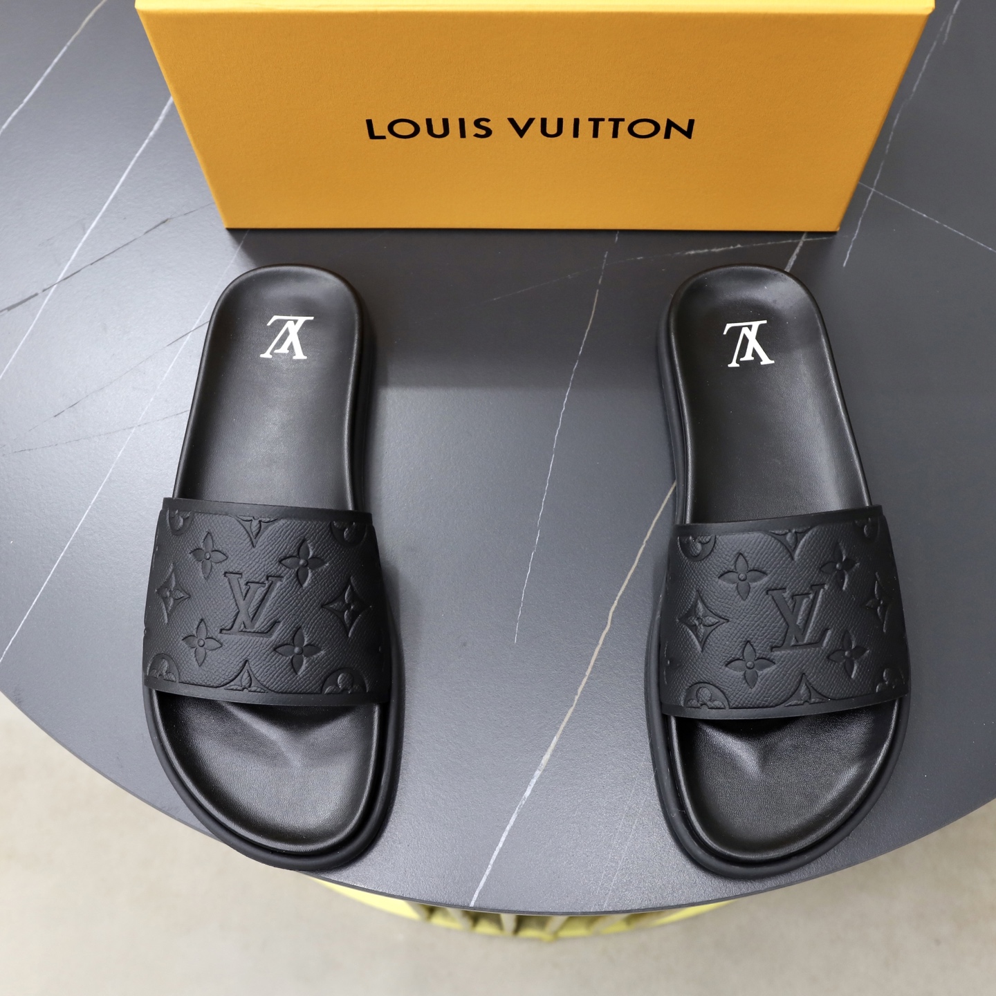 NO:831581,LV Louis Vuitton 39-45 high-end boutique luxury slippers, 1:1 high-end quality, casual and sunny, loose and comfortable, the highest version of high-quality boutique, a must-have in summer!  ,,louis vuitton,louis vuitton,slippers19860909LV路易威登39-45 高端精品 奢品拖鞋,1:1高端品质,休闲阳光宽松舒适型,最高版本高品质精品,经夏季必入哦！,,louis vuitton,louis vuitton,slippers,Men's shoes