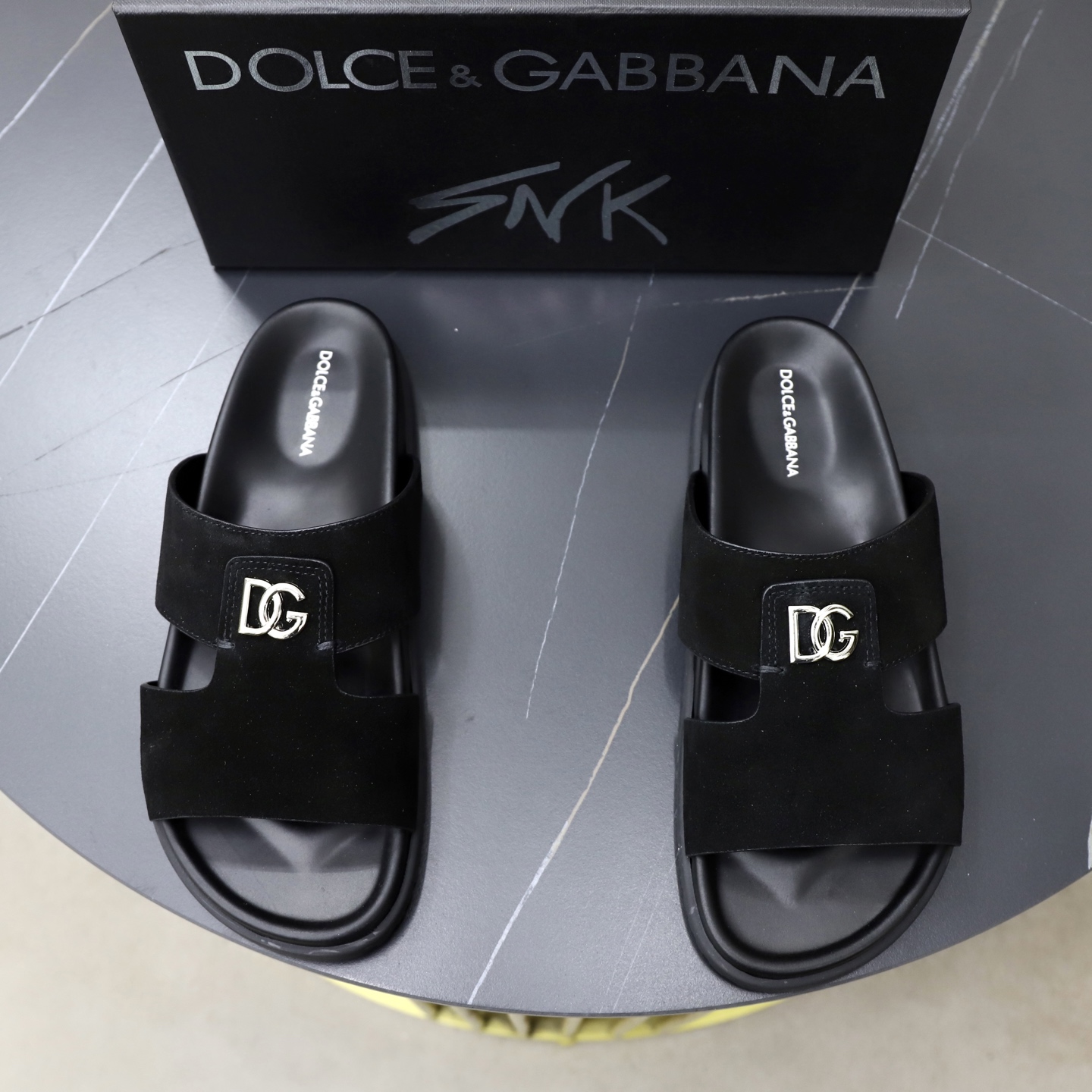 NO:831582,D&G men's slippers As a symbol of exquisite craftsmanship and exquisite details, the new slippers are embellished with the DG logo, and high-frequency technology creates a three-dimensional silhouette. DG logo slippers. Imported cowhide, original one-to-one replica Size: 39-45,, Dolce&Gabbana, slippers,cowhide19860909D&G男士拖鞋 作为精湛工艺和精美细节的象征,全新拖鞋点缀 DG徽标,高频工艺成就立体廓形.DG 徽标拖鞋. 进口牛皮,原版一比一复刻 Size:39-45,,Dolce&Gabbana,slippers,cowhide,Men's shoes