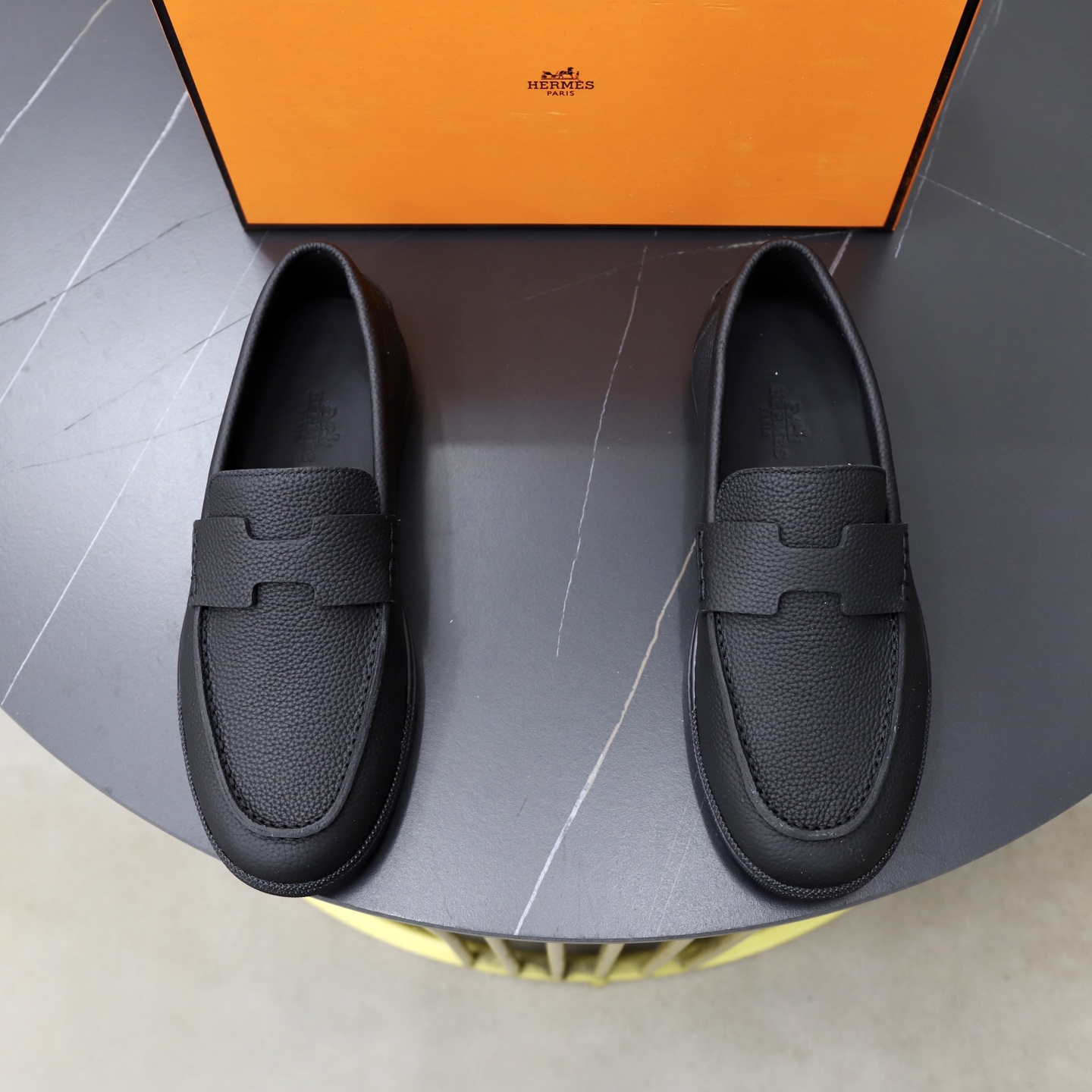 NO:831587,[Hermès] (cowhide lining) original item from the popular counter!  The world's top brand...Luxury quality...//Fashion High-end upper-foot...gives you a low-key and luxurious comfort experience. The upper is made of pure first-layer cowhide imported from Italy...sweat-absorbent cowhide lining...comfortable and breathable, high-end and classy...luxury and noble!!  ..Shipping from OEM factory [Hug] stall..Original board.Code number: 39-46(45.46 customized),,hermes,cowhide19860909【爱马仕】（牛皮内里）爆款专柜原单货！世界顶级品牌..奢华品质....//时尚 上脚高档次 ..给你低调奢华的舒适体验.鞋面采用纯意大利进口原板头层牛皮..吸汗牛皮内里..,舒适透气,高端大气上档次..奢华尊贵! ！..代工厂出货 [拥抱]档口..原板.码数:39-46(45.46定制),,hermes,cowhide,Men's shoes