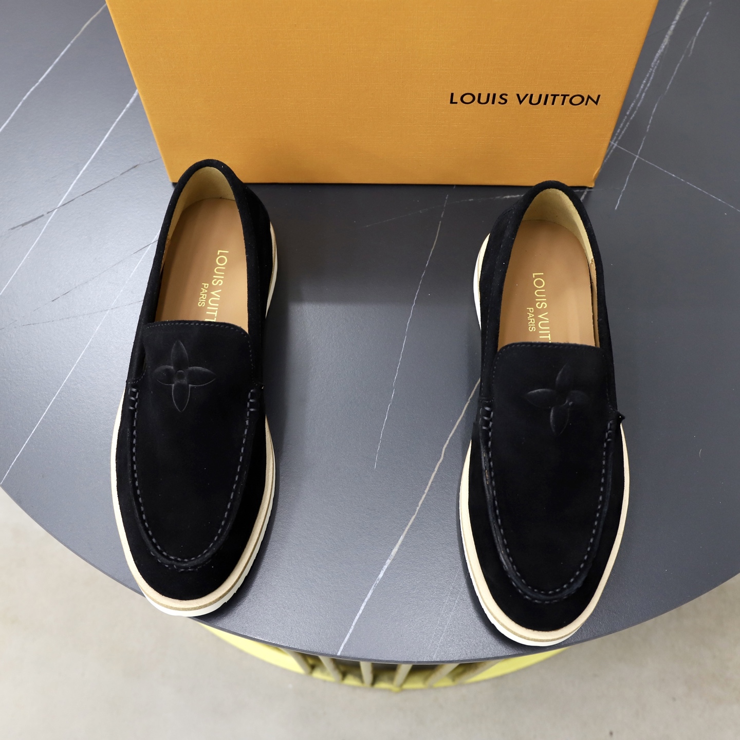 NO:831595,♂♂♂ Brand LV Louis Vuitton Standard code 38-44 (45 customized) The same grade as the official website. Material: original cow suede material splicing. Comfortable and breathable cowhide lining. Lightweight and wear-resistant foam outsole. Style category: men's fashionable casual shoes, running, sports shoes, noble luxury brand elements, top luxury, color, actual picture color,, louis vuitton, louis vuitton, sneakers, cowhide19860909♂♂♂ 品牌LV路易威登 标准码38-44（45订做） 等级官网同款 材料原厂牛反绒材料拼接品 舒适透气牛皮内里 轻便耐磨发泡大底 款式类别男士时尚休闲鞋 跑步 运动鞋 尊贵奢侈品大牌元素 顶级奢华 颜色实物图片色,,louis vuitton,louis vuitton,sneakers,cowhide,Men's shoes