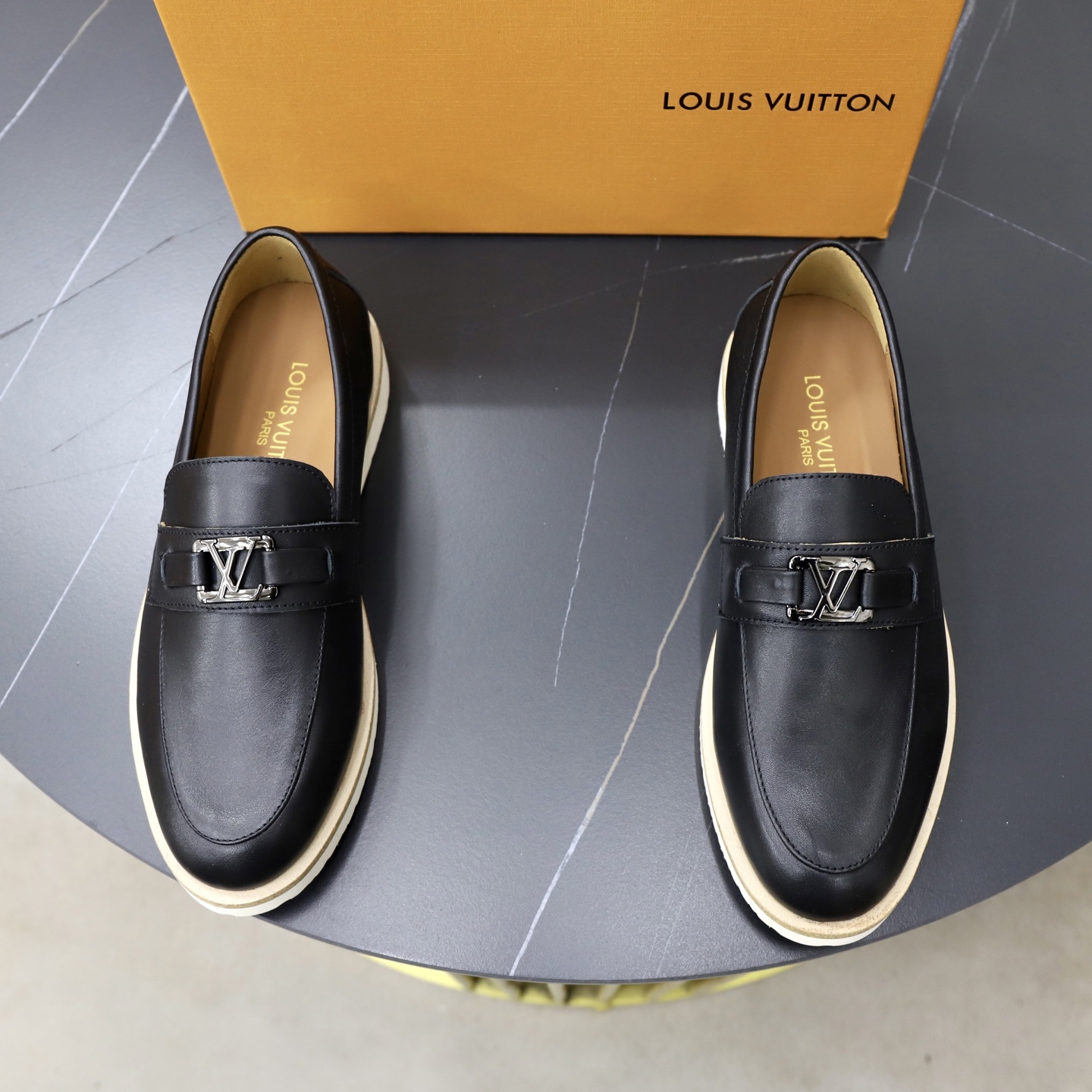 NO:831599,♂♂♂ Brand LV Louis Vuitton Standard code 38-44 (45 customized) The same grade as the official website. Material: original cowhide surface, comfortable and breathable cowhide lining, lightweight and wear-resistant foam outsole. Style category: men's fashion casual shoes, running sneakers, distinguished luxury brand elements, top luxury, color, actual picture color, louis vuitton, louis vuitton, sneakers, cowhide19860909♂♂♂ 品牌LV路易威登 标准码38-44（45订做） 等级官网同款 材料原厂牛皮面舒适透气牛皮内里 轻便耐磨发泡大底 款式类别男士时尚休闲鞋 跑步 运动鞋 尊贵奢侈品大牌元素 顶级奢华 颜色实物图片色,,louis vuitton,louis vuitton,sneakers,cowhide,Men's shoes