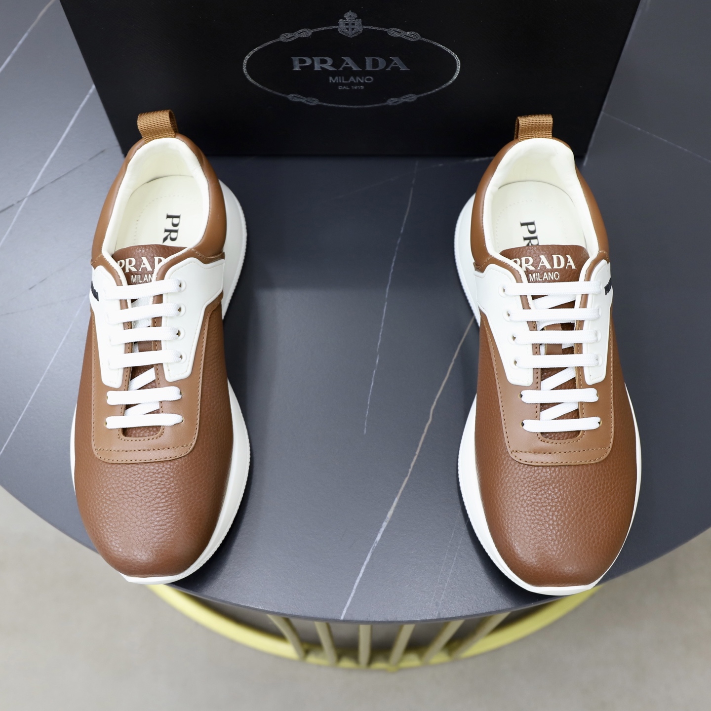NO:832446,Top original brand PRADA (Prada) Standard male size 38/44 (45 can be customized) Same grade as the official website Material original cowhide Leather lining Original combination two-color wear-resistant soft outsole Style category casual sports version Young fashion European and American trend British style Color actual picture color, prada, prada, cowhide19860909顶级原单 品牌PRADA（普拉达） 标准码男码38/44（45可以定做） 等级官网同款 材料原版牛皮 牛皮内里 原版组合双色耐磨柔软大底 款式类别休闲运动版 年轻时尚 欧美潮流 英伦风格 颜色实物图片色,,prada,prada,cowhide,Men's shoes