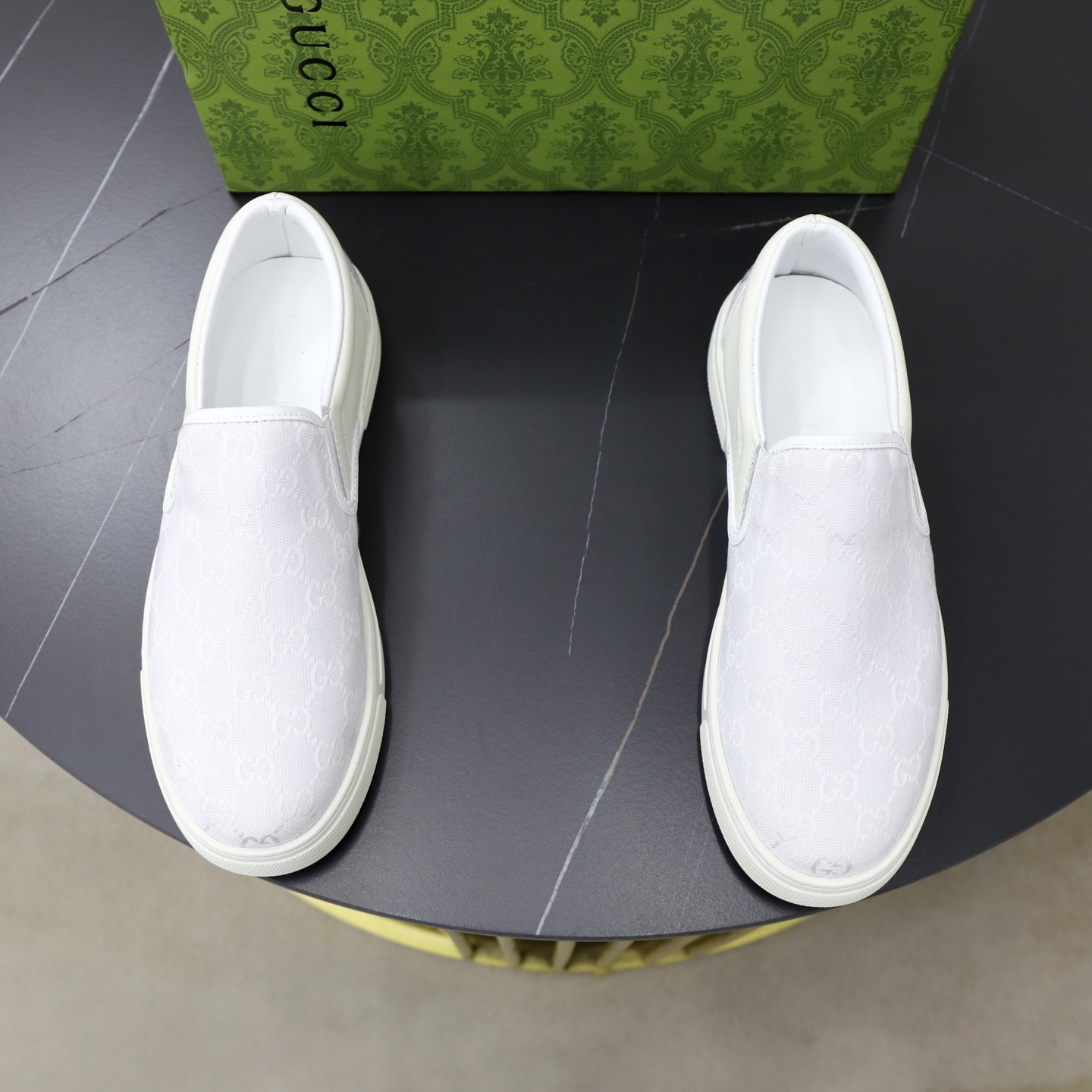NO:833019,♂♂♂ Brand Gucci GuCCI Standard code 38-44 (45 customized) The same grade as the official website. Materials original leather splicing. Comfortable and breathable sheepskin lining. Original wear-resistant outsole. Style categories: men's fashionable casual shoes, running, sports shoes, noble luxury brand elements, top luxury, color, actual picture color, gucci, sneakers, sheepskin19860909♂♂♂ 品牌古琦GuCCI 标准码38-44（45订做） 等级官网同款 材料原厂皮料拼接 舒适透气羊皮内里 原厂耐磨大底 款式类别男士时尚休闲鞋 跑步 运动鞋 尊贵奢侈品大牌元素 顶级奢华 颜色实物图片色,,gucci,sneakers,sheepskin,Men's shoes