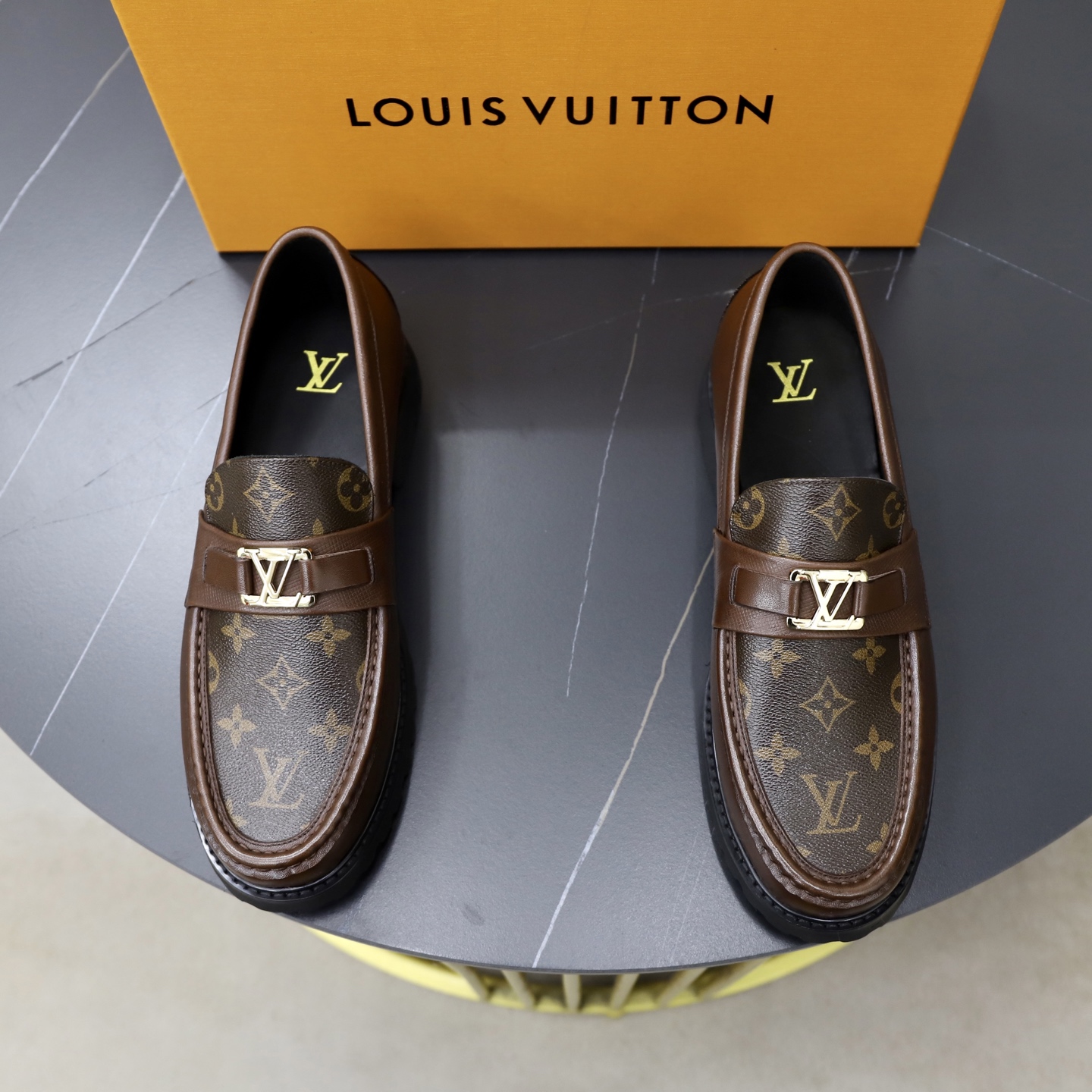 NO:833045,Louis Vuitton LV Men's Classic Oxford Shoes, Men's Business Formal Boutique Leather Shoes, Classic Style, Exquisite Almond Kernel Toe, Ultimate Art, All Shoes Made of Imported Cow Leather (Open Beads), Carefully Selected, Fine Pores, Excellent Gloss, Soft Texture, Strong Toughness, Durable and Not Easily Deformed, Apricot Calf Leather Lining, Soft, Comfortable, Sweat-Absorbent and Breathable. Foam Outsole, Original Box, Dust Bag Packaging!  Size 38–44 (45/46 customized),,louis vuitton,louis vuitton,cowhide19860909Louis Vuitton LV 男士经典牛津鞋男士商务正装精品皮鞋 经典款 杏仁核精致鞋头 极致艺术 全鞋采用进口奶牛牛皮（开边珠） 精挑细选 毛孔细腻 光泽度极好,质感柔软 韧性强耐穿不易变形,杏色胎牛皮皮内里,柔软舒适,吸汗透气.发泡大底,原盒 防尘袋包装 ！尺码38–44（45/46订做）,,louis vuitton,louis vuitton,cowhide,Men's shoes