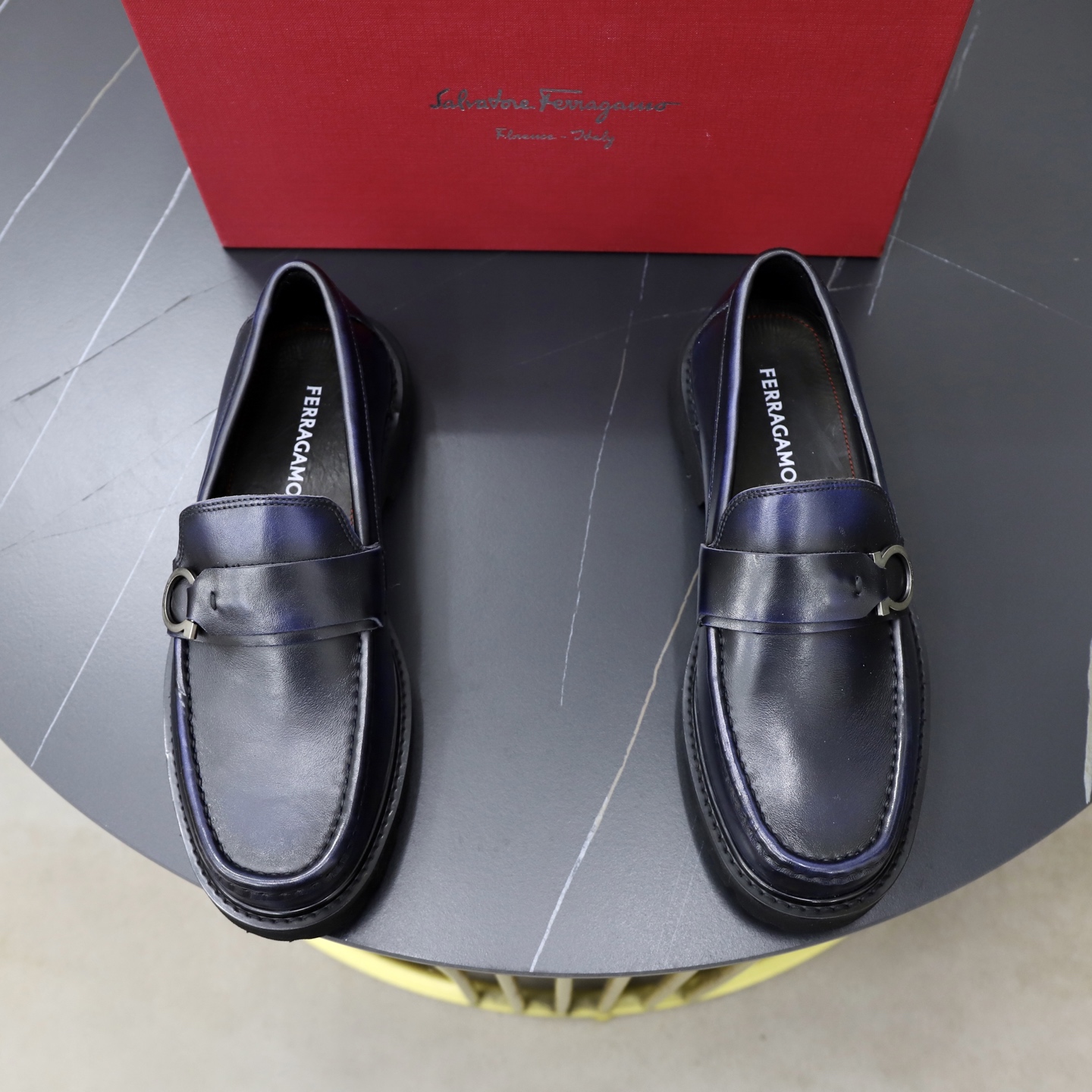 NO:833053,[Ferragamo] Gancini buckle loafers, these loafers can be described as a versatile urban item. They are equipped with eye-catching grooved rubber soles and are a subtle re-creation of the classic shoe shape. The shoes are made of cow leather and decorated with stitching details. The ruthenium gray Gancini pattern is decorated on the side to show the classic style. The Tubular bag structure includes multiple fine handcrafts, making the shoes extra comfortable and flexible to wear. 39-44 (38 45  46 orders),,ferragamo,loafers,cowhide19860909【Ferragamo】Gancini扣饰乐福鞋,这款乐福鞋可谓都市百搭单品,配有醒目的沟纹橡胶鞋底,精巧重塑经典鞋型.鞋履选用牛皮革制成,饰以缝线细节.侧面饰有钌灰色Gancini图案,展露经典格调,包含多道精细手工工序的Tubular袋状结构,使鞋款穿着格外舒适灵便.39-44 (38 45 46订),,ferragamo,loafers,cowhide,Men's shoes