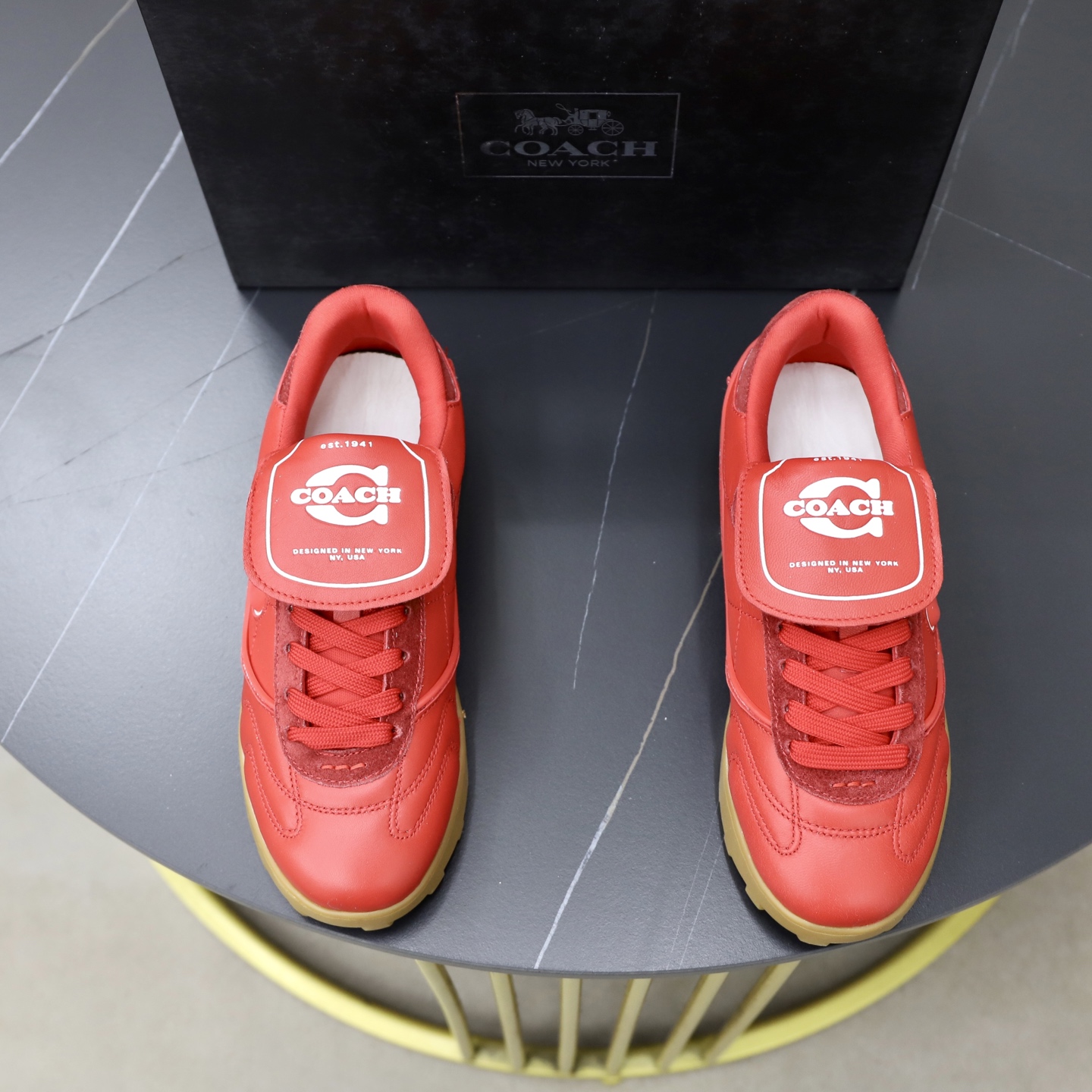 NO:833364,COACH Match two-wear series sports shoes for couples, also known as 'moral shoes', are the brand's popular retro casual shoes in recent years. The C logo on the side is embroidered with contrasting outlines, which is a highly recognizable element of the brand. The tongue has a detachable clamshell design and is printed with the brand.  The logo can be exposed or hidden according to the style of wearing, unlocking two ways to wear it. The upper is made of imported cowhide and breathable mesh. It is paired with a raw rubber outsole, which has a high-end texture and is wear-resistant. Self-flowing model, available in multiple colors!  36-44 (female 40, male 38 45 46 customized),,coach,coach,sneakers,cowhide19860909情侣款COACH（蔻驰）Match 一鞋两穿系列运动鞋,也被大家称为“德训鞋”,是近年品牌热门的复古休闲鞋,侧面的 C 标撞色轮廓绣工艺,是品牌辨识度极高的元素.鞋舌带有可拆式翻盖设计,印有品牌 logo,可根据穿搭风格选择露出或隐藏,解锁两种穿法.鞋面采用进口牛皮透气网里.搭配生胶色橡胶大底,质感高级又耐磨.自流款,多色选！36-44(女40 男38 45 46定做),,coach,coach,sneakers,cowhide,Men's shoes
