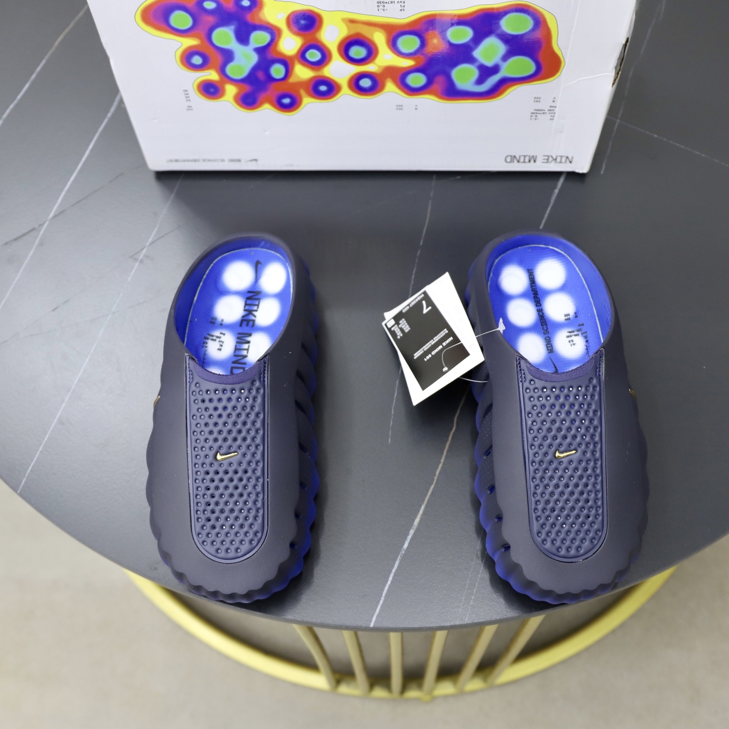 NO:833540,Nike Mind 001 Neuroscience Foot Massage Slippers HQ4307-002 draws inspiration from neuroscience. The upper is made of perforated breathable fabric. The sole has 22 independent foam nodes. It is full of technology. The pink one is only available in size 41, and the other sizes are 36 to 47. M7=40 M8=41 M9=42 M10=43 M11 =44 M12=45 One size smaller,,slippers19860909Nike Mind 001 神经科学足底按摩拖鞋 HQ4307-002 从神经科学中汲取灵感 鞋面采用穿孔透气织物材质 鞋底22个独立泡棉节点 科技感满满.粉色的只到41码,其他36至47 尺码 M7=40 M8=41 M9=42 M10=43 M11 =44 M12=45 偏小一码,,slippers,Men's shoes