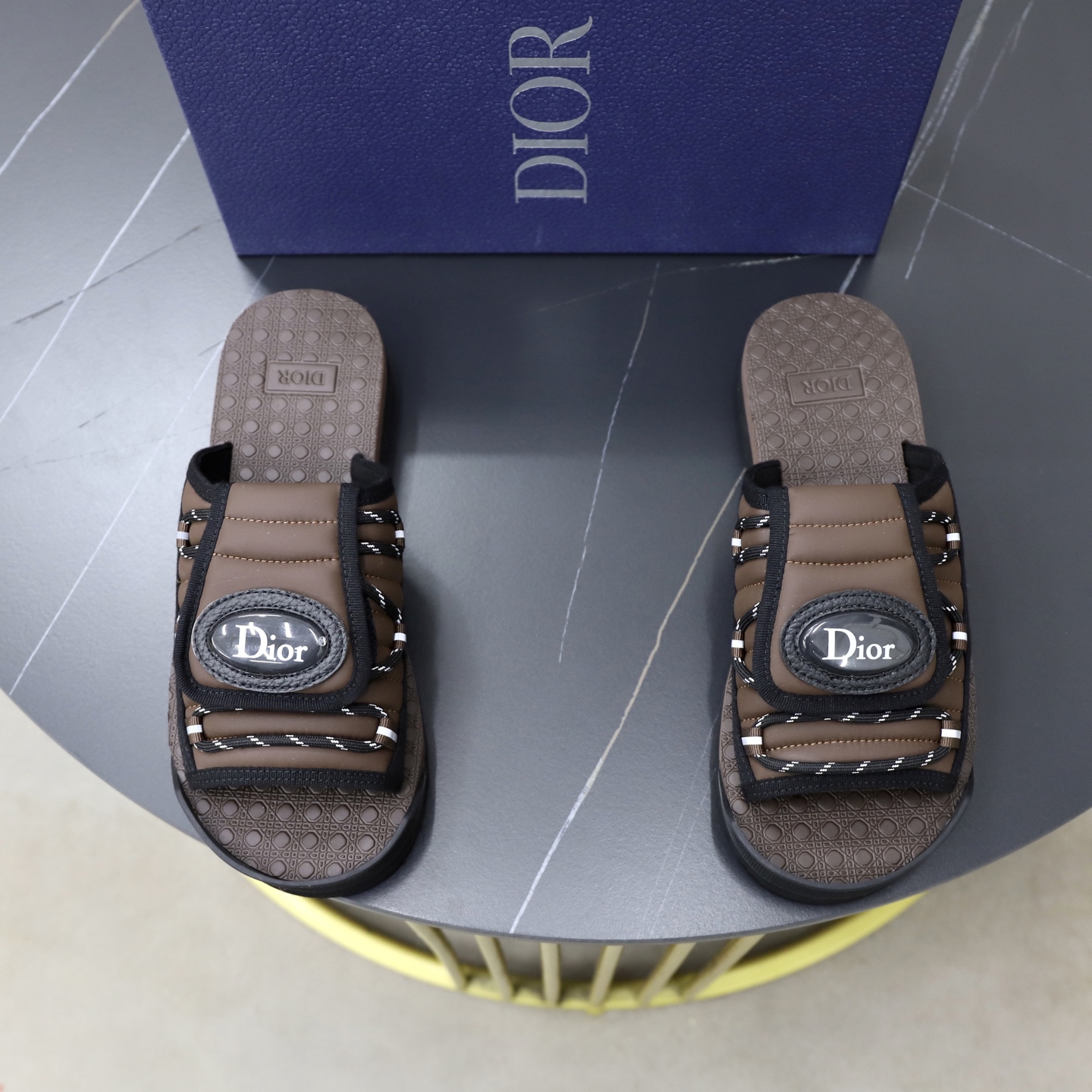 NO:833546,Dior/Dior Aqua sandals, multi-style uppers, coolness is coming!  This Dior Aqua sandal is elegant and casual, with a new interpretation of the adjustable strap design, highlighting Dior's classic Oblique Yunhua fabric material, convenient Velcro style, decorated with webbing to adjust the elasticity, and the upper is decorated with precision embroidered webbing LOGO and DIOR logo rubber label details. Contrast color EVA sole/rubber foam bottom layer, striped texture, lightweight and comfortable, wear-resistant and non-slip, can be easily matched with shorts or jeans to create a refined look, and comes with a full set of packaging!  Size 39-40-41-42-43-44 leather shoe size (can be customized. 45, 46) Item number H899 embroidery,, dior, dior, sandals, shorts, jeans19860909Dior/迪奥 Aqua凉鞋 多重风格鞋面 清凉来袭！ 这款Dior Aqua凉鞋优雅而休闲,采用可调节带设计全新诠释,凸显Dior经典的Oblique云华面料材质,便捷魔术贴风格,装饰以织带调试松紧胖瘦,鞋面饰有精密刺绣织带LOGO标识,DIOR标识胶标细节.撞色EVA鞋底/橡胶发泡底层,条纹纹路,轻质舒适,耐磨防滑,可与短裤或牛仔裤轻松搭配,打造精致造型,配全套包装！ 尺码39-40-41-42-43-44皮鞋尺码（可定制.45、46） 货号H899刺绣,,dior,dior,sandals,shorts,jeans,Men's shoes