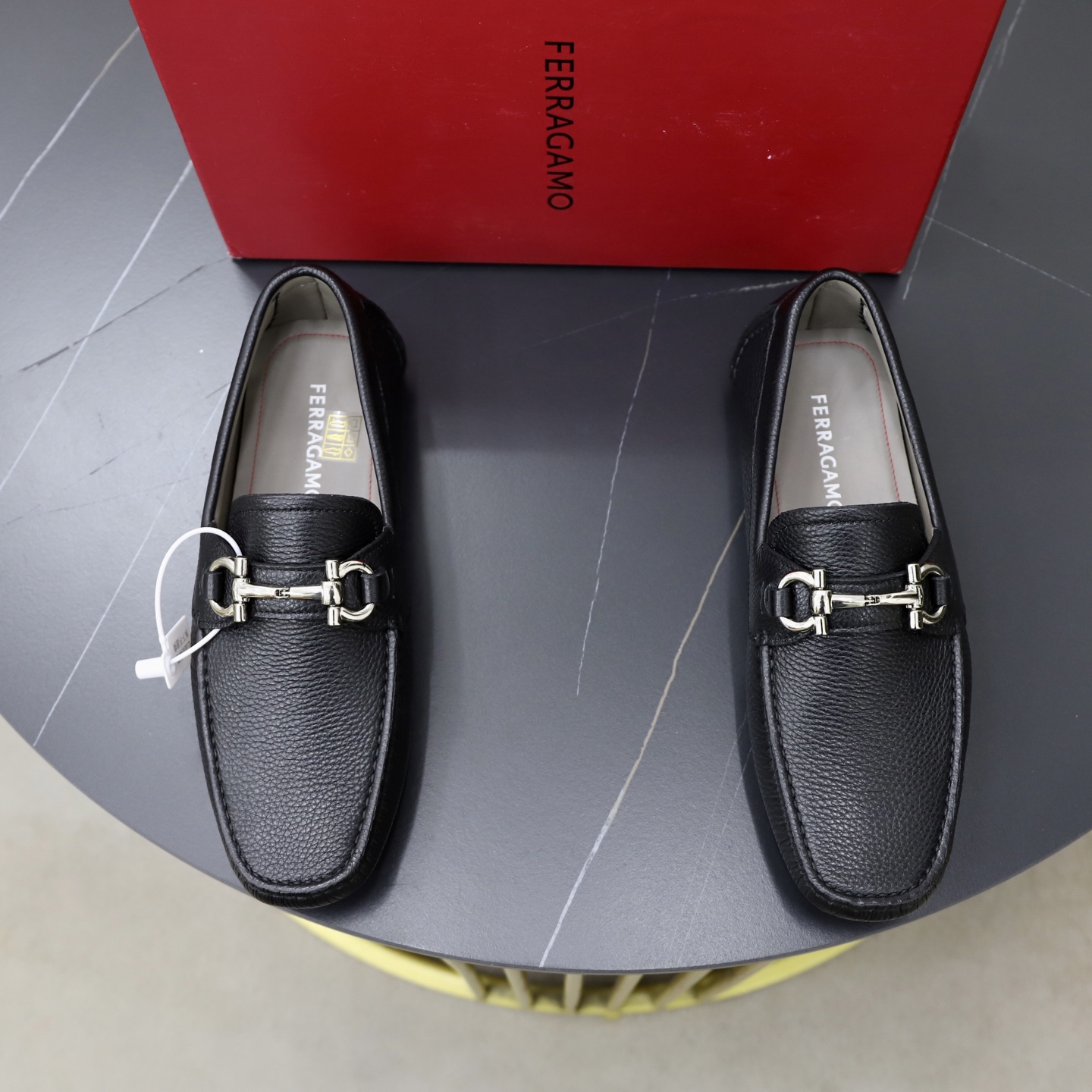 NO:833571,♂♂♂Niuli Brand Ferragamo Standard men's code 39-44 (38,45 custom-made) The same grade as the official website Material original imported cowhide surface cowhide lining Original wear-resistant lightweight outsole Style category Men's casual slip-on shoes Distinguished luxury brand elements Top luxury Color Actual picture color,,ferragamo,ferragamo,cowhide19860909♂♂♂牛里 品牌菲拉格慕Ferragamo 标准码男码39—44（38,45定做） 等级官网同款 材料原版进口牛皮面牛皮里 原版耐磨轻便大底 款式类别男士休闲套脚鞋 尊贵奢侈品大牌元素顶级奢华 颜色实物图片色,,ferragamo,ferragamo,cowhide,Men's shoes