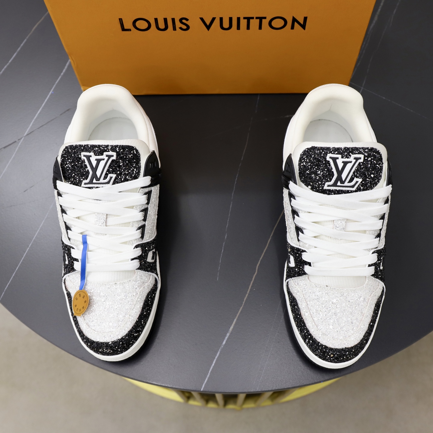 NO:833990,Louis Vuitton 1AHTNH TRAINER Sneakers Men and Women 35-45 This Trainer sneaker is inlaid with gorgeous beading, blooming with the dazzling brilliance of stars. The tongue and back are decorated with rubber letters, echoing the rubber Vuitton logo on one side. The original configuration was created by Virgil Abloh, showing the inspiration of retro basketball shoes. Cow leather fabric beading laces rubber logo Rubber outsole decorated with Monogram  flowers,louis vuitton,sneakers,cowhide19860909Louis Vuitton 1AHTNH TRAINER 运动鞋 男女士 35-45 本款 Trainer 运动鞋密镶华美珠饰,绽放灿若繁星的耀目光华.鞋舌和后部共同点缀橡胶 字母,与一侧的橡胶 Vuitton 标识遥相呼应.原版构型出自 Virgil Abloh 之手,展现复古篮球鞋的灵感启发. 牛皮革织物 珠饰 鞋带 橡胶标识 橡胶外底点缀 Monogram 花卉,,louis vuitton,sneakers,cowhide,Men's shoes