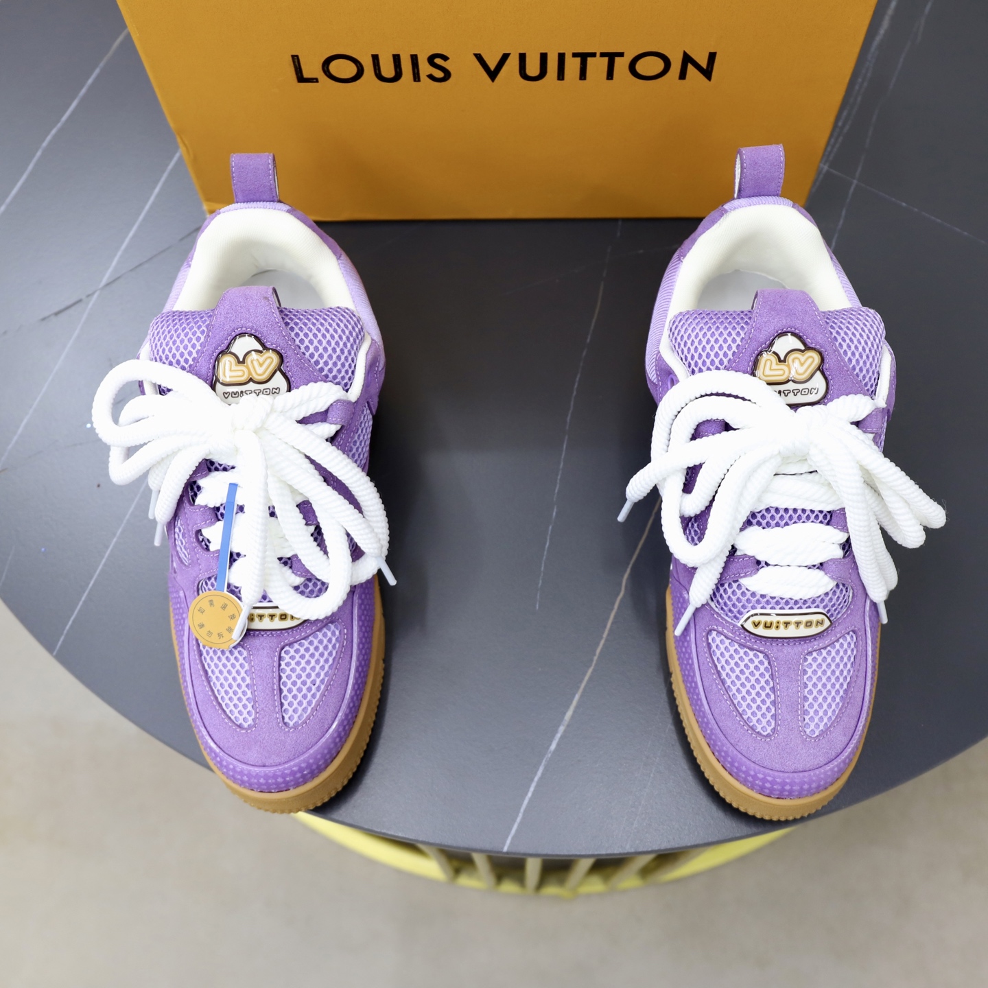 NO:833998,The top version is officially synchronized with new colors. The popular catwalk skate shoe, LOUIS VUITTON Trainer is undoubtedly one of the most successful Sneakers launched by luxury brands. However, the pace of exploration will not stop, and a new series of skate shoes will be launched in the spring of 2025. The new series in the picture returns to the 90s Chunky Skate Shoes. The upper is made of leather and mesh, and the fat silhouette and thick shoelaces are very eye-catching. It is expected to have quite a few colors like the Trainer.  Judging from the skateboard shoes in previous shows, maybe this Chunky style will be even stronger next year. Bun Series Couple Style 35-45, Louis Vuitton19860909顶级版本官方同步新颜色 走秀滑板鞋爆款, LOUIS VUITTON Trainer无疑是奢侈品牌推出的最成功的Sneaker之一,不过探索的脚步并不会停,也将在2025年春季带来全新滑板鞋系列.图中新系列回到了90年代 Chunky Skate Shoes既视感,皮革与网面打造鞋面,肥大的廓形与粗鞋带都非常惹眼,预计也会像Trainer一样拥有相当多的配色. 结合此前 秀场滑板鞋来看,明年或许这股Chunky风会更加强劲. 小面包系列 情侣款 35-45,,louis vuitton,Men's shoes