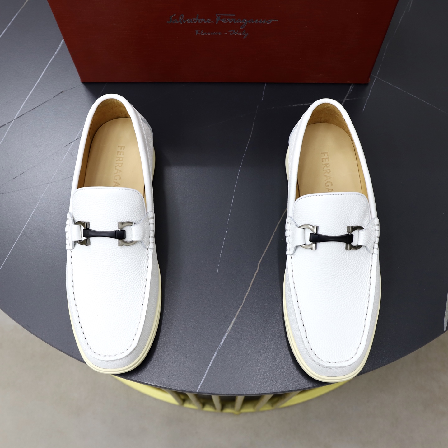 NO:834431,♂♂♂Niuli Brand Ferragamo Standard men's code 38-44 (45 custom-made) The same grade as the official website Material original imported cowhide leather surface Original wear-resistant lightweight outsole Style category Men's casual slip-on shoes Distinguished luxury brand elements Top luxury Color Actual picture color,,ferragamo,ferragamo,cowhide19860909♂♂♂牛里 品牌菲拉格慕Ferragamo 标准码男码38-44（45定做） 等级官网同款 材料原版进口牛皮面牛皮里 原版耐磨轻便大底 款式类别男士休闲套脚鞋 尊贵奢侈品大牌元素顶级奢华 颜色实物图片色,,ferragamo,ferragamo,cowhide,Men's shoes