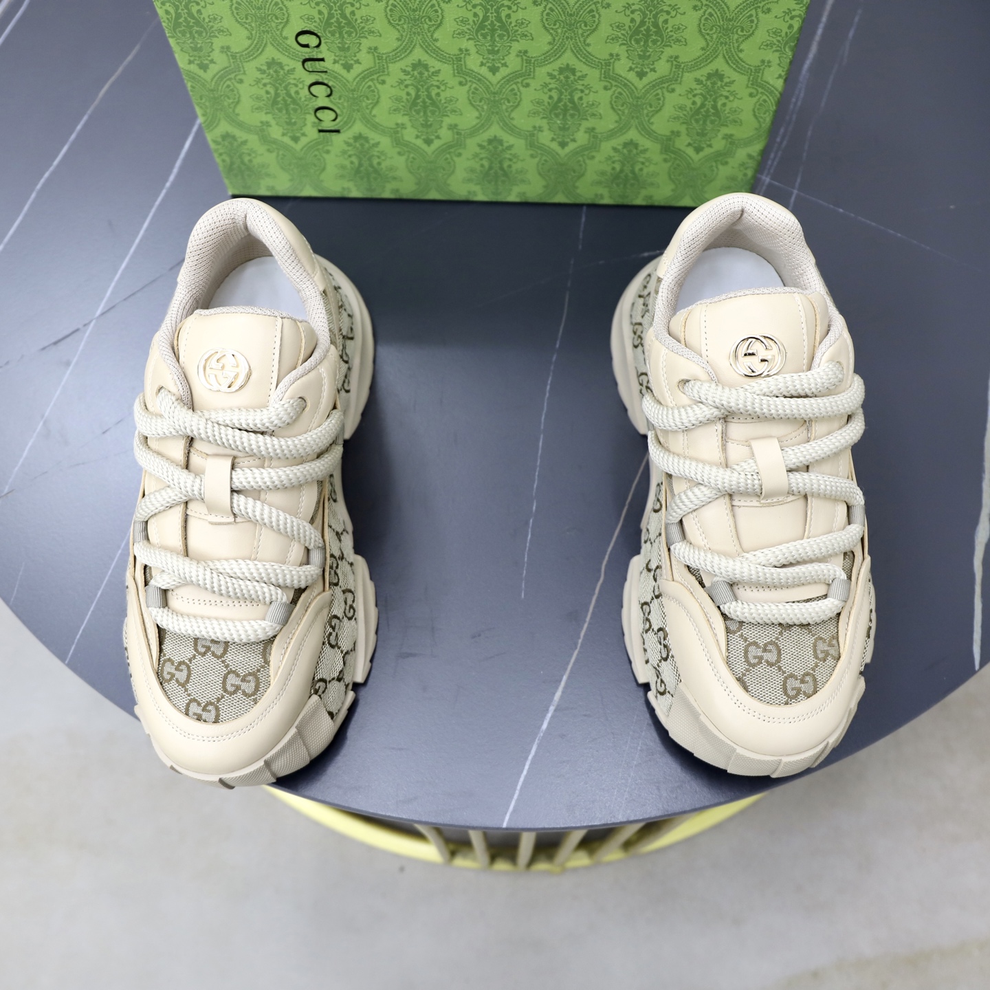 NO:834440,GuCCI Gucci has novel and fashionable styles, and the upper is made of imported cowhide + Gucci special materials!  Super trendy design!  It’s eye-catching!  The leather is soft, delicate, shiny and translucent, showing the ultimate hand-made craftsmanship, and the mesh upper and feet are soft, comfortable and breathable!  Size39-44 (38 45, 46 customized),,gucci,cowhide19860909GuCCI古奇款式新颖时尚,鞋面采用进口牛皮+ 古奇专用材料！超潮设计！让人眼前一亮！皮质柔软细腻光泽透亮,彰显极致纯手工工艺,网里上脚柔软舒适透气！Size39-44（38 45、46定制）,,gucci,cowhide,Men's shoes