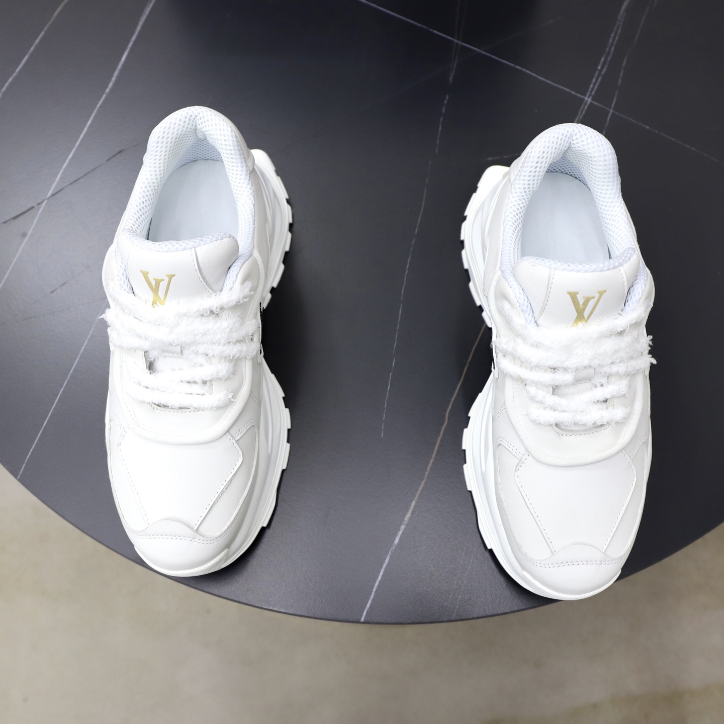 NO:850110,P LV new thick-soled dad shoes | Wear the sense of the future on your feet! Iconic inverted LV logo + layered hollow thick sole + cowhide stitching upper, with raw edge shoelace details, weakening the bulky feeling of thick-soled shoes and increasing the level of detail!  Available in three colors: black and white/pure white/pure black, with built-in heightening buff, it lengthens the leg line on the feet, suitable for all styles of wear, and can easily match the street cool and relaxed high-end sense 39-44 (38 45 46 customized),, louis vuitton, cowhide19860909P LV 新款厚底老爹鞋 | 把未来感穿在脚上!标志性倒转LV标识 + 分层镂空厚底+牛皮拼接鞋面,搭配毛边鞋带细节,弱化了厚底鞋笨重感,增加了细节层次！黑白/纯白/纯黑三色齐发,自带增高buff,上脚即拉长腿线,适配所有风格穿搭,轻松拿捏街头潮酷与松弛高级感39-44(38 45 46定做）,,louis vuitton,cowhide,Men's shoes