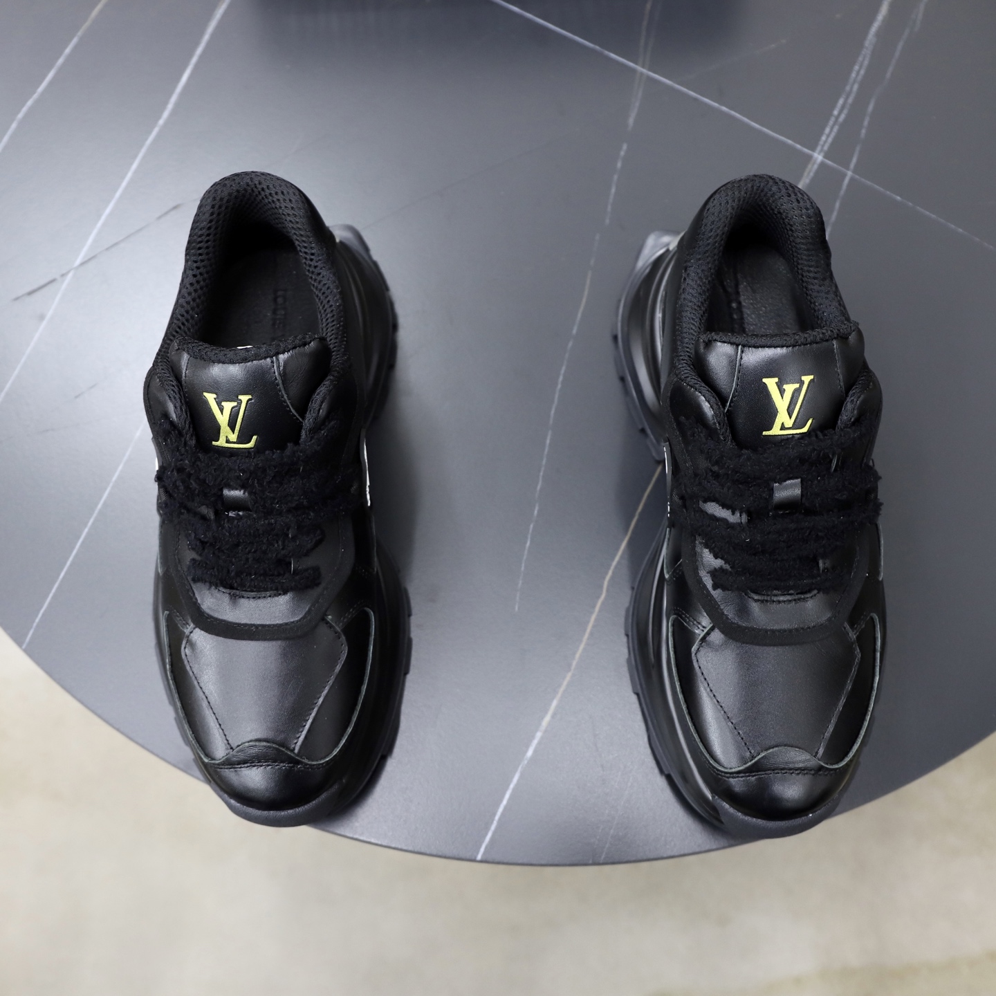 NO:834377,P LV new thick-soled dad shoes | Wear the sense of the future on your feet! Iconic inverted LV logo + layered hollow thick sole + cowhide stitching upper, with raw edge shoelace details, weakening the bulky feeling of thick-soled shoes and increasing the level of detail!  Available in three colors: black and white/pure white/pure black, with built-in heightening buff, it lengthens the leg line on the feet, suitable for all styles of wear, and can easily match the street cool and relaxed high-end sense 39-44 (38 45 46 customized),, louis vuitton, cowhide19860909P LV 新款厚底老爹鞋 | 把未来感穿在脚上!标志性倒转LV标识 + 分层镂空厚底+牛皮拼接鞋面,搭配毛边鞋带细节,弱化了厚底鞋笨重感,增加了细节层次！黑白/纯白/纯黑三色齐发,自带增高buff,上脚即拉长腿线,适配所有风格穿搭,轻松拿捏街头潮酷与松弛高级感39-44(38 45 46定做）,,louis vuitton,cowhide,Men's shoes