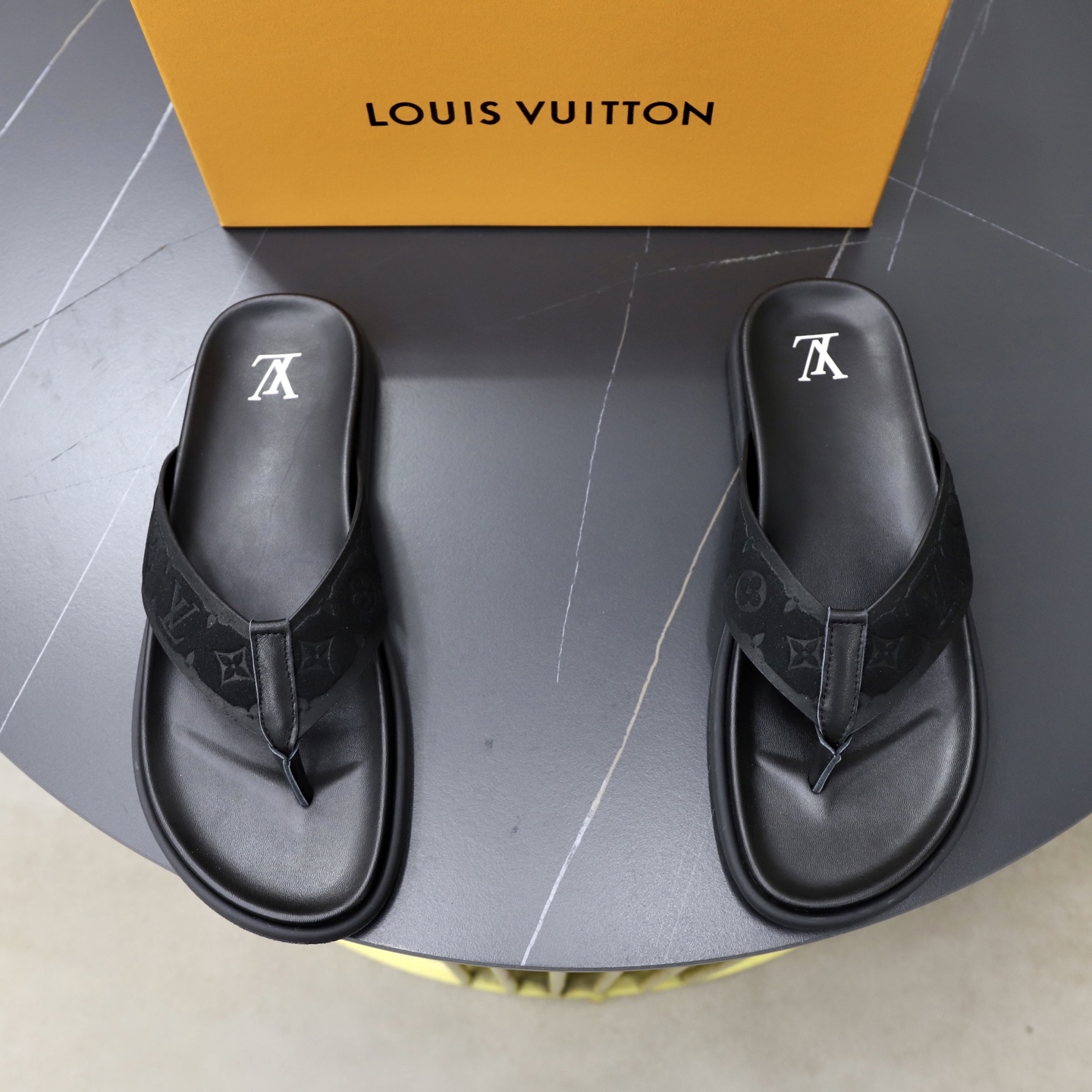NO:887718,LV Louis Vuitton 39-45 high-end boutique luxury slippers, 1:1 high-end quality, casual and sunny, loose and comfortable, the highest version of high-quality boutique, a must-have in summer!  ,,louis vuitton,louis vuitton,slippers19860909LV路易威登39-45 高端精品 奢品拖鞋,1:1高端品质,休闲阳光宽松舒适型,最高版本高品质精品,经夏季必入哦！,,louis vuitton,louis vuitton,slippers,Men's shoes