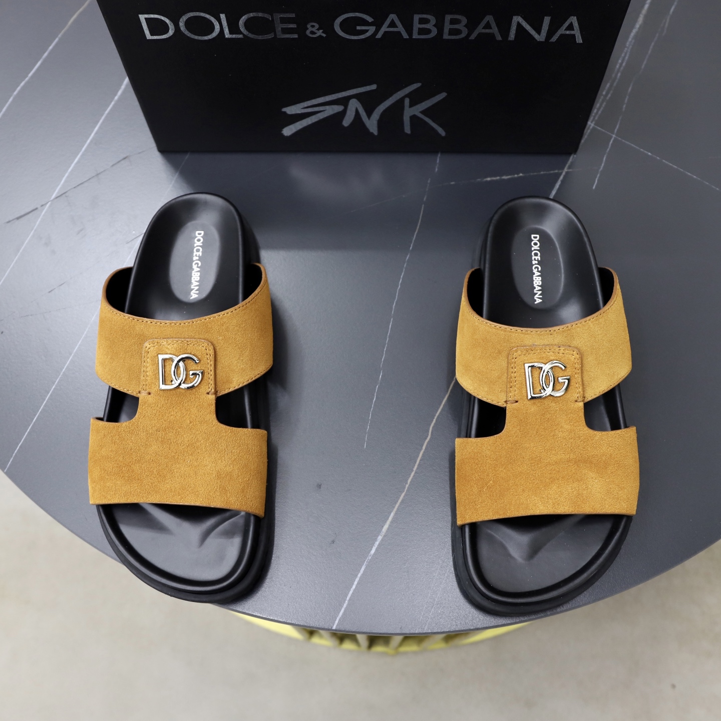 NO:850653,D&G men's slippers As a symbol of exquisite craftsmanship and exquisite details, the new slippers are embellished with the DG logo, and high-frequency technology creates a three-dimensional silhouette. DG logo slippers. Imported cowhide, original one-to-one replica Size: 39-45,, Dolce&Gabbana, slippers,cowhide19860909D&G男士拖鞋 作为精湛工艺和精美细节的象征,全新拖鞋点缀 DG徽标,高频工艺成就立体廓形.DG 徽标拖鞋. 进口牛皮,原版一比一复刻 Size:39-45,,Dolce&Gabbana,slippers,cowhide,Men's shoes