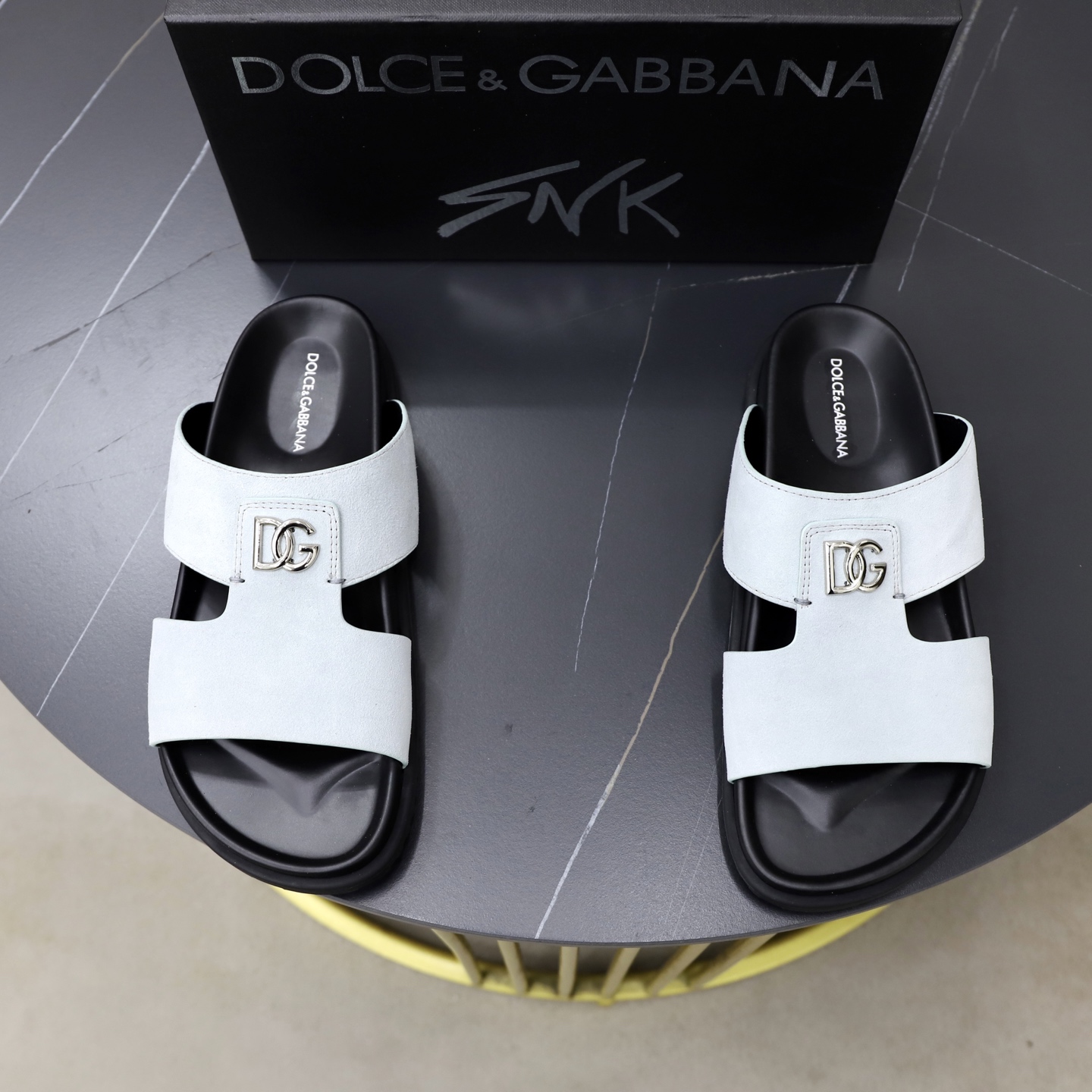 NO:887636,D&G men's slippers As a symbol of exquisite craftsmanship and exquisite details, the new slippers are embellished with the DG logo, and high-frequency technology creates a three-dimensional silhouette. DG logo slippers. Imported cowhide, original one-to-one replica Size: 39-45,, Dolce&Gabbana, slippers,cowhide19860909D&G男士拖鞋 作为精湛工艺和精美细节的象征,全新拖鞋点缀 DG徽标,高频工艺成就立体廓形.DG 徽标拖鞋. 进口牛皮,原版一比一复刻 Size:39-45,,Dolce&Gabbana,slippers,cowhide,Men's shoes