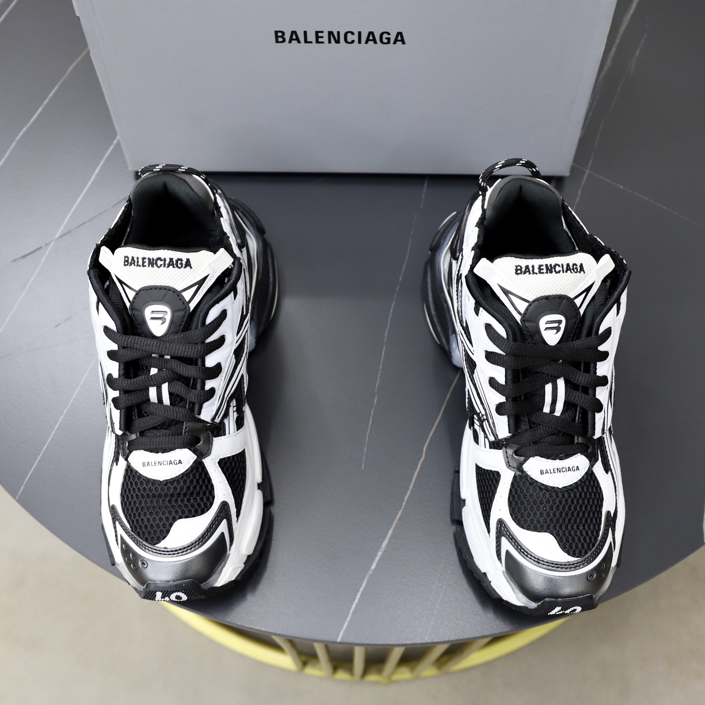 NO:851201,Lamp shoes Balenciaga Runner LED [Size] 36-46 Black Warrior distressed mesh + leather splicing, full of retro functionality. The midsole comes with fluorescent green light strips, which can directly bring focus when you go out on the street at night. Ultra-light outsole, the 'lightweight king' among dad's shoes, does not wear on your feet, balenciaga19860909灯鞋 巴黎世家 Runner LED【尺码】36-46 黑武士做旧网面 + 皮革拼接,复古机能感拉满 中底自带荧光绿光条,夜晚出街直接自带焦点 超轻大底,老爹鞋里的 “轻量王者”,上脚不磨脚,,balenciaga,Men's shoes