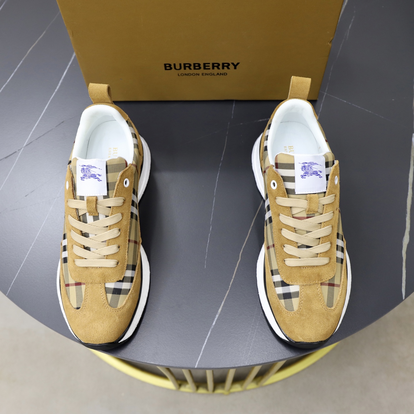 NO:851552,♂♂♂ Brand Burberry Standard code 38-44 (45 customized) The same grade as the official website. Materials: original knitted fabric splicing. Comfortable and breathable lining. Original wear-resistant outsole. Style categories: men's fashionable casual shoes, running sneakers, noble luxury brand elements, top luxury, color, actual picture color, burberry, sneakers19860909♂♂♂ 品牌巴宝莉 标准码38-44（45订做） 等级官网同款 材料原厂针织面料拼接 舒适透气内里 原厂耐磨大底 款式类别男士时尚休闲鞋 跑步 运动鞋 尊贵奢侈品大牌元素 顶级奢华 颜色实物图片色,,burberry,sneakers,Men's shoes
