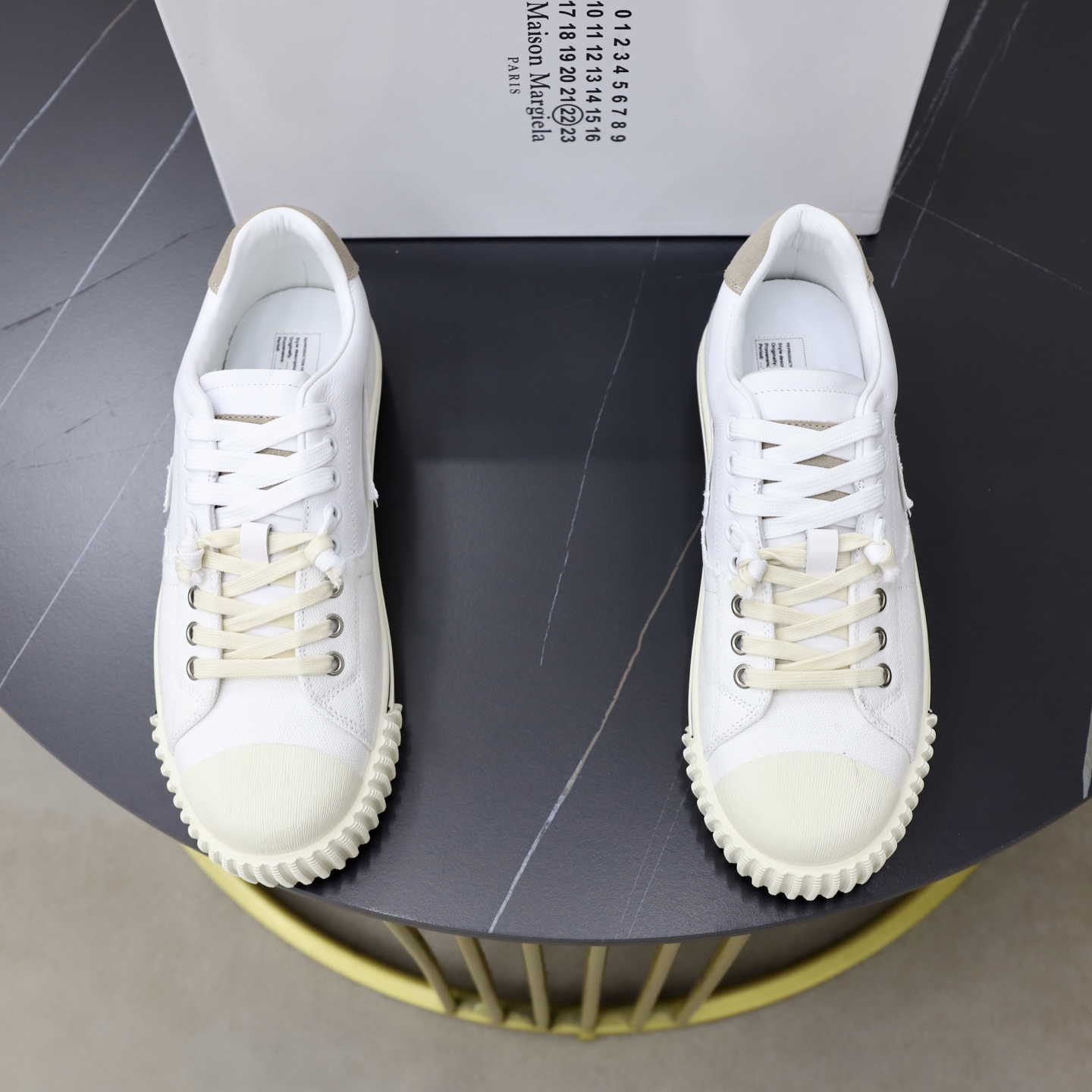 NO:852846,MM6 retro moral training shoes. This pair of replicas are moral training shoes spliced ​​with cowhide. The overall shape of the shoe is very simple and retro. It is a pair of casual shoes that are both suitable and quality. It is extremely comfortable on the feet. The upper is spliced ​​with imported cowhide suede and is lined with first-layer sheepskin!  Size female 35-40 male 38-48, masion margiela,cowhide,sheepskin19860909MM6复古德训鞋 这双replica是牛皮拼接的德训鞋 鞋型整体特别简约复古 是一双适合和质量并存的休闲鞋 上脚巨舒服 鞋面进口牛皮翻毛皮拼接,头层羊皮里！ Size女35-40 男38-48,,masion margiela,cowhide,sheepskin,Men's shoes