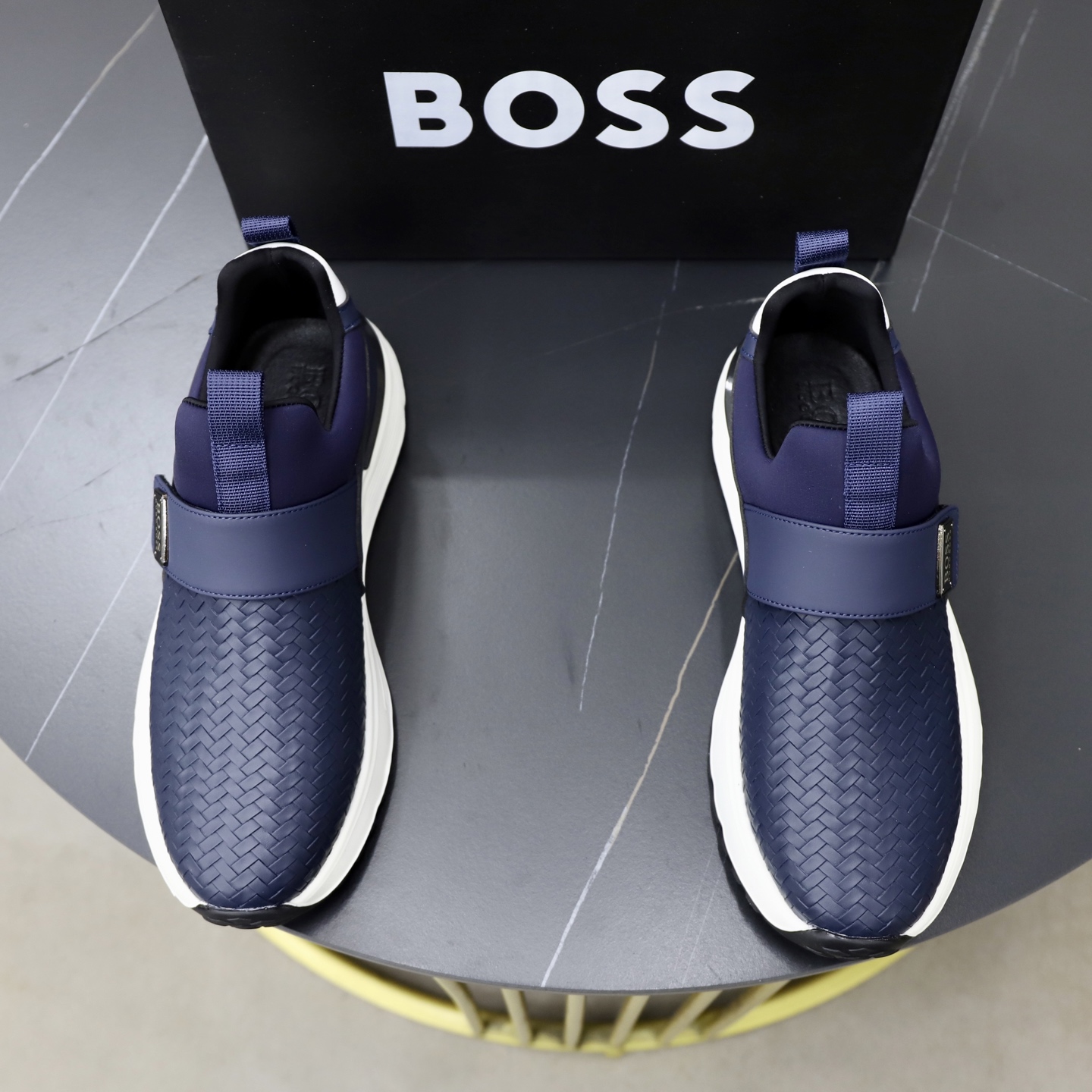 NO:852761,[BOSS] -Branded fabric stitching leather upper -Comfortable and breathable lining -Original light, soft and wear-resistant outsole -Super high quality control and fine workmanship (high-end, luxury and class) -Size 38/44 (45 can be customized),19860909【BOSS】 -鞋面品牌布匹拼接皮料 -内里舒适透气 -大底原版轻便柔软耐磨大底 -超高品控·做工精细凸显(高端·贵气·档次) -Size 38/44（45可订做）,,Men's shoes