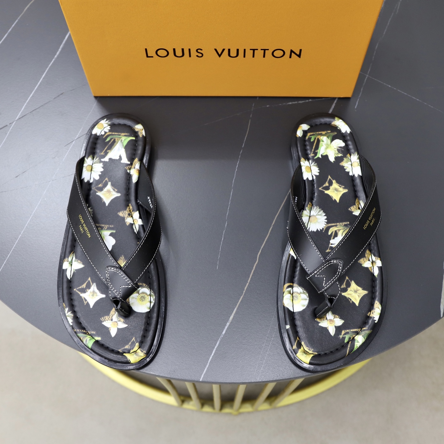 NO:853327,:♂♂♂ Brand Lv Louis Vuitton Size 38–44 (45, 46 customized) Level counter Original order Material original upper Wear-resistant, lightweight, soft and comfortable outsole Style category Summer new slippers Young and fashionable Comfortable feet Multi-color options, louis vuitton, louis vuitton, slippers19860909:♂♂♂ 品牌Lv路易威登 码数38–44（45、46定制） 等级专柜 原单 材料原版鞋面 耐磨轻便柔软舒适大底 款式类别夏季新款拖鞋 年轻时尚 脚感舒适 颜色多色可选,,louis vuitton,louis vuitton,slippers,Men's shoes