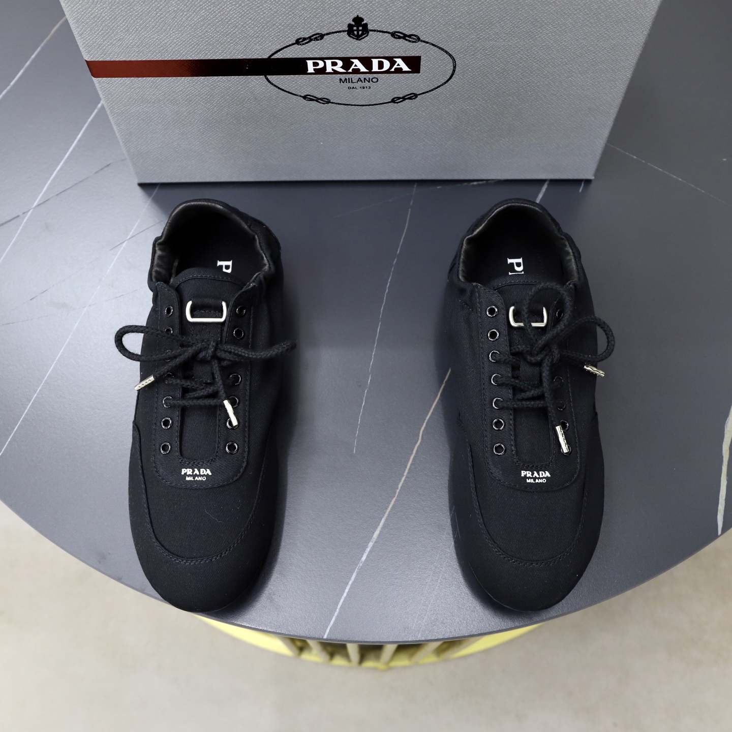 NO:853336,Men's PRADA Collapse's new sports shoes, moral training shoes, Collapse's name comes from the fact that it can be easily put on and taken off with bare hands. The light and comfortable features make it more relaxed and casual, and the side elastic design can be worn twice!  Super comfortable catwalk sneakers, as light and thin as ballet slippers, as comfortable as sneakers, comfortable and super light on the feet. Fabric: frosted cowhide leather spliced ​​with nylon cloth, leather foot pads, men's size 38-45, prada, prada, sneakers, cowhide19860909男款 PRADA普拉达Collapse新款 运动鞋 德训鞋 Collapse 之名正是源自它可轻松徒手穿脱的特色～轻盈舒适的特性打造更加松弛随性感,侧帮弹力设计、可两穿！超舒服的走秀款运动鞋,像芭蕾舞鞋一样的轻薄 像运动鞋一样舒服上脚舒适超轻 面料 磨砂牛皮拼接尼龙布 垫脚牛皮垫脚 男码38-45,,prada,prada,sneakers,cowhide,Men's shoes