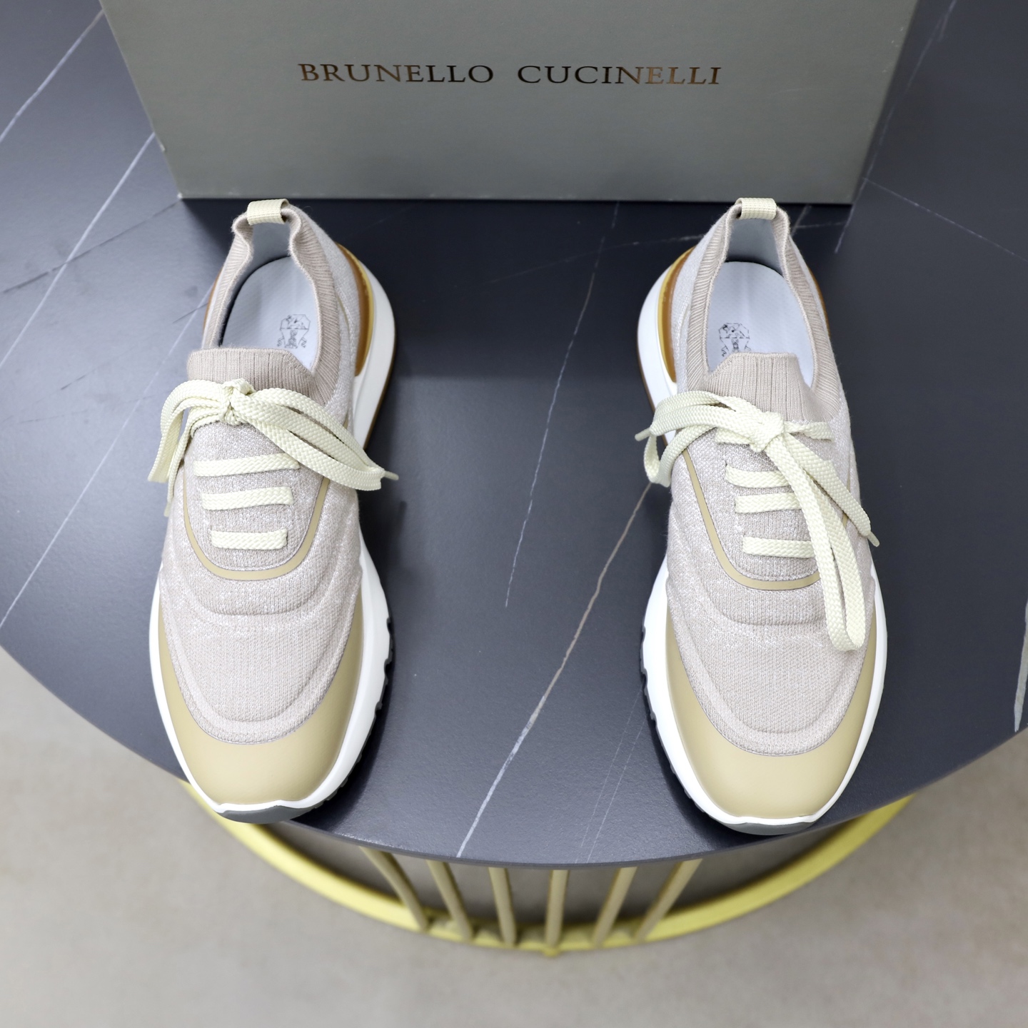 NO:853375,Original Brunello Cucinelli men's suede leather stitching knitted sneakers!  Spring new model Classic leather toe wrapping design Light and elastic knitted upper Comfortable fit for the foot Suede leather laces of the same color Patch decoration Classic badge logo tongue Rear webbing strap High elastic elastic collar slip-on style Easy to put on and take off Standard genuine leather foot pads can be pulled out No shoe lining Lightweight white and yellow contrast splicing sole Standard sports shoe version Tight contours on both sides of the shoe Awesome in kind, a very stylish one  Simple dark color, versatile for the upper and lower body, full package!  Size 38-39-40-41-42-43-44 leather shoe size (can be customized 45.46), brunello cucinelli, sneakers19860909原单Brunello Cucinelli 男士反绒皮革拼接针织物运动鞋！ 春季新款 经典皮革鞋头包裹设计 轻盈且富有弹性的针织鞋面 舒适贴合脚型 同色系反绒皮革系带 贴装饰 经典徽章标识鞋舌 后置织带提鞋环带 高弹松紧鞋口套穿风格 穿脱方便 可抽出标配真皮垫脚 无鞋衬 轻盈白色黄色撞色拼接鞋底 标准运动鞋版型 鞋子两侧呈现紧致轮廓 实物超赞 非常有型的一款 简朴暗色系 上脚百搭显气质,全套包装！ 尺码38-39-40-41-42-43-44皮鞋尺码（可定制45.46）,,brunello cucinelli,sneakers,Men's shoes